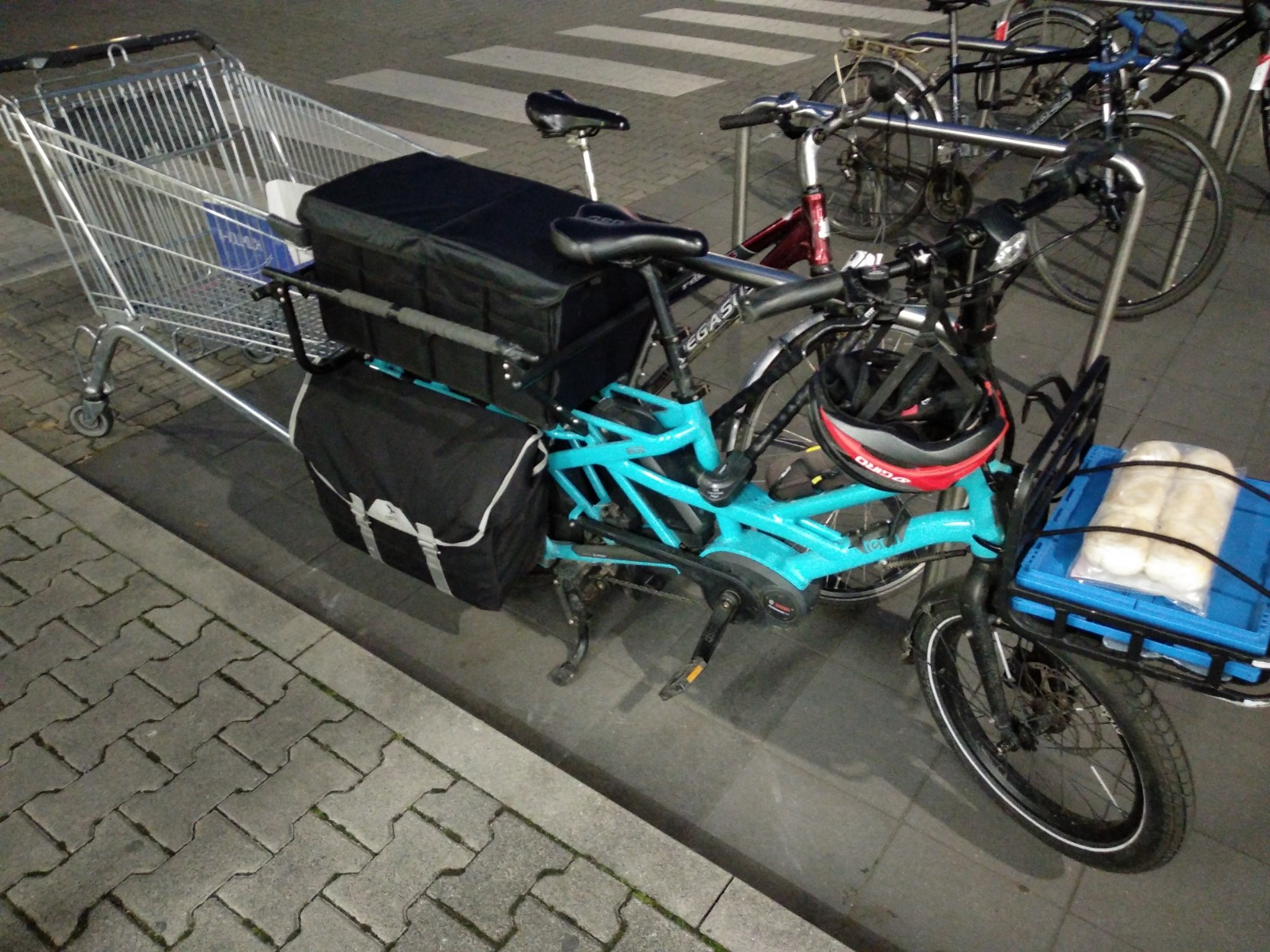 noch mehr größere Taschen, aber vorn offensichtlich fast unbeladen