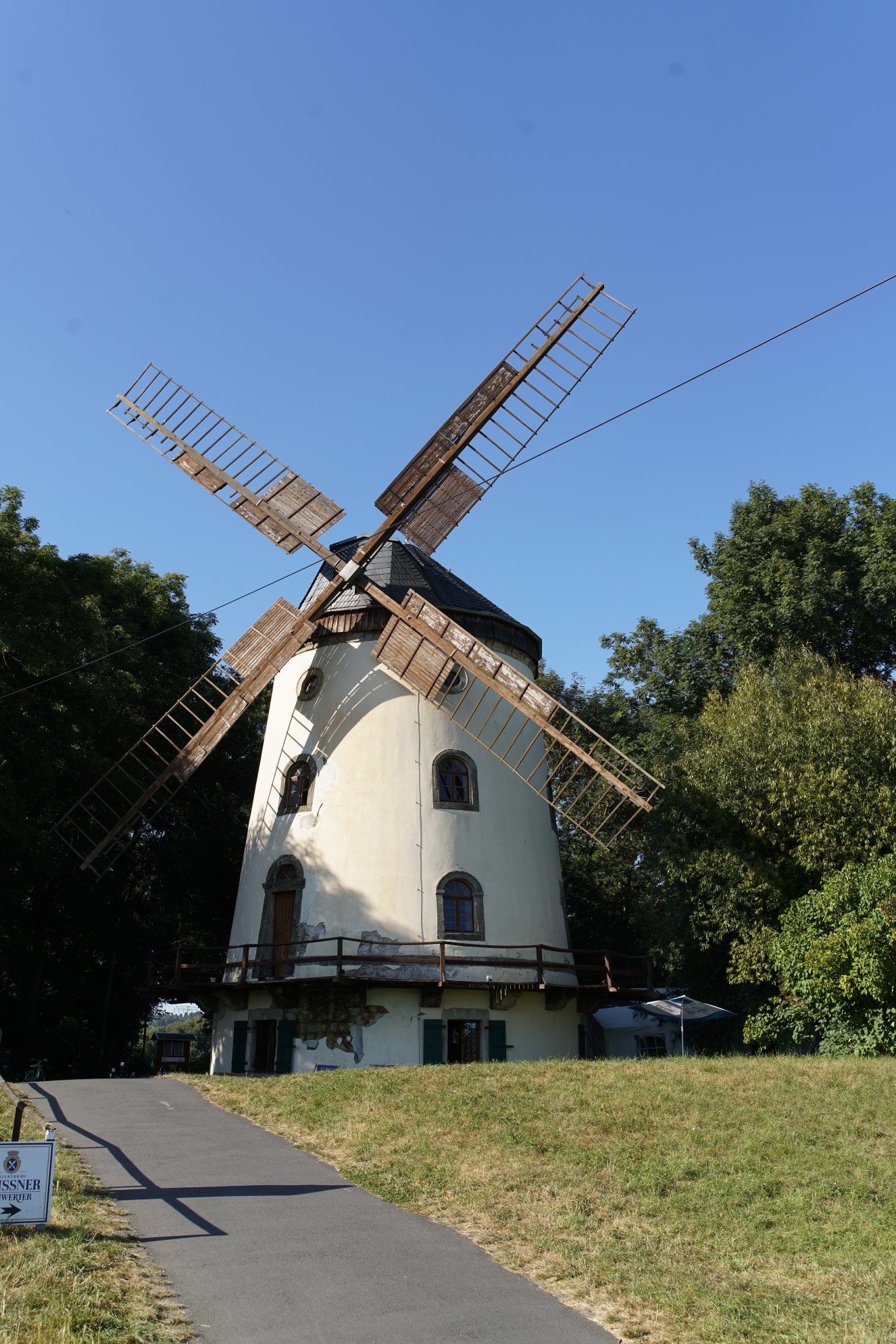 Windmühle fast bildfüllend