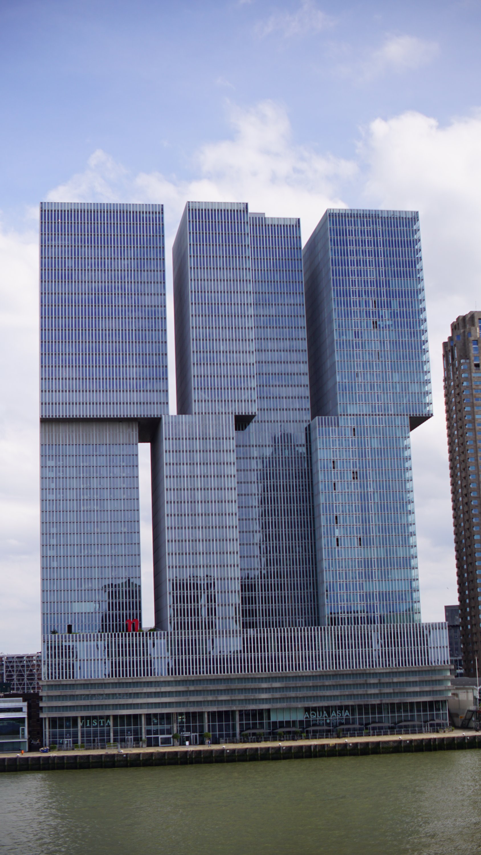 Hochhaus: 3-4 Türme aus versetzt aufeinander gestapelten Blöcken
Es sind Lücken durch zu sehen und Überhänge noch und nöcher