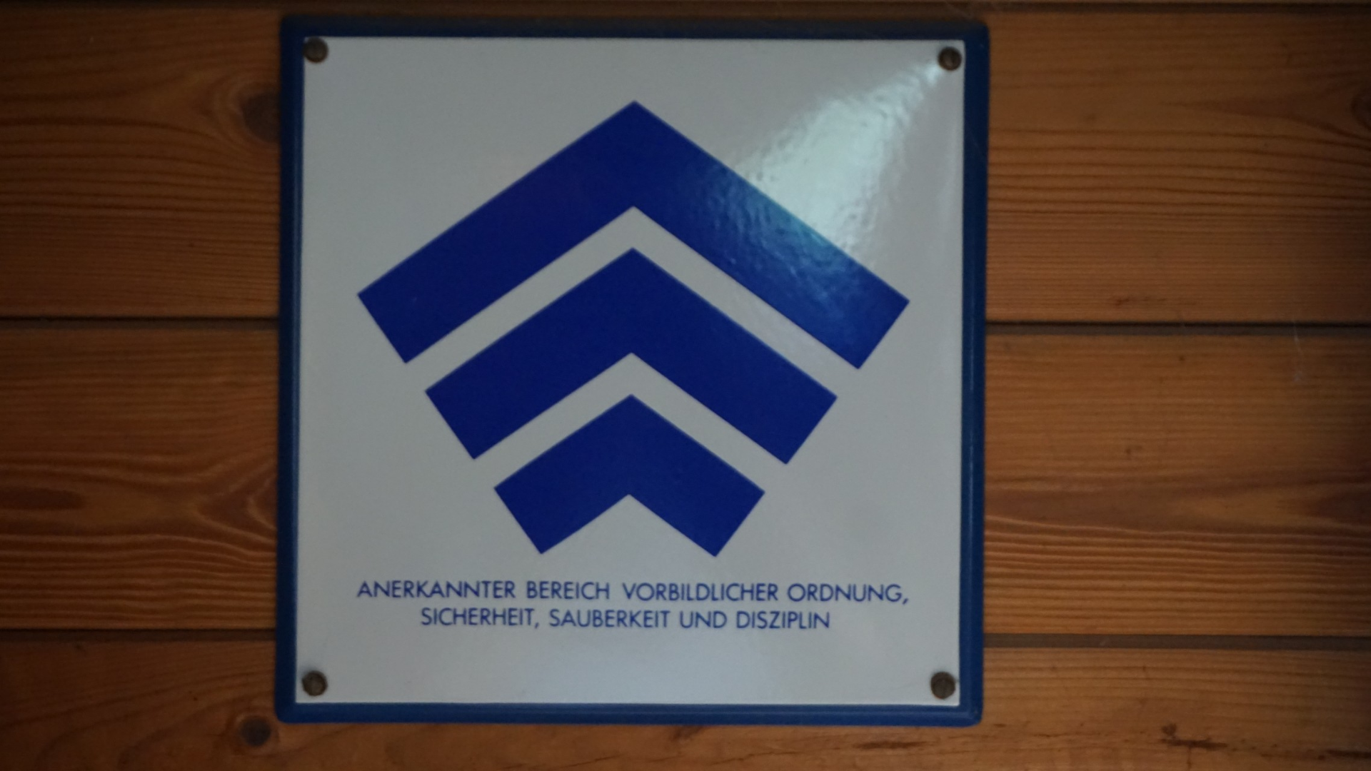 Blechschild: Anerkannter Bereich vorbildlicher Ordnung, Sicherheit, Sauberkeit und Disziplin