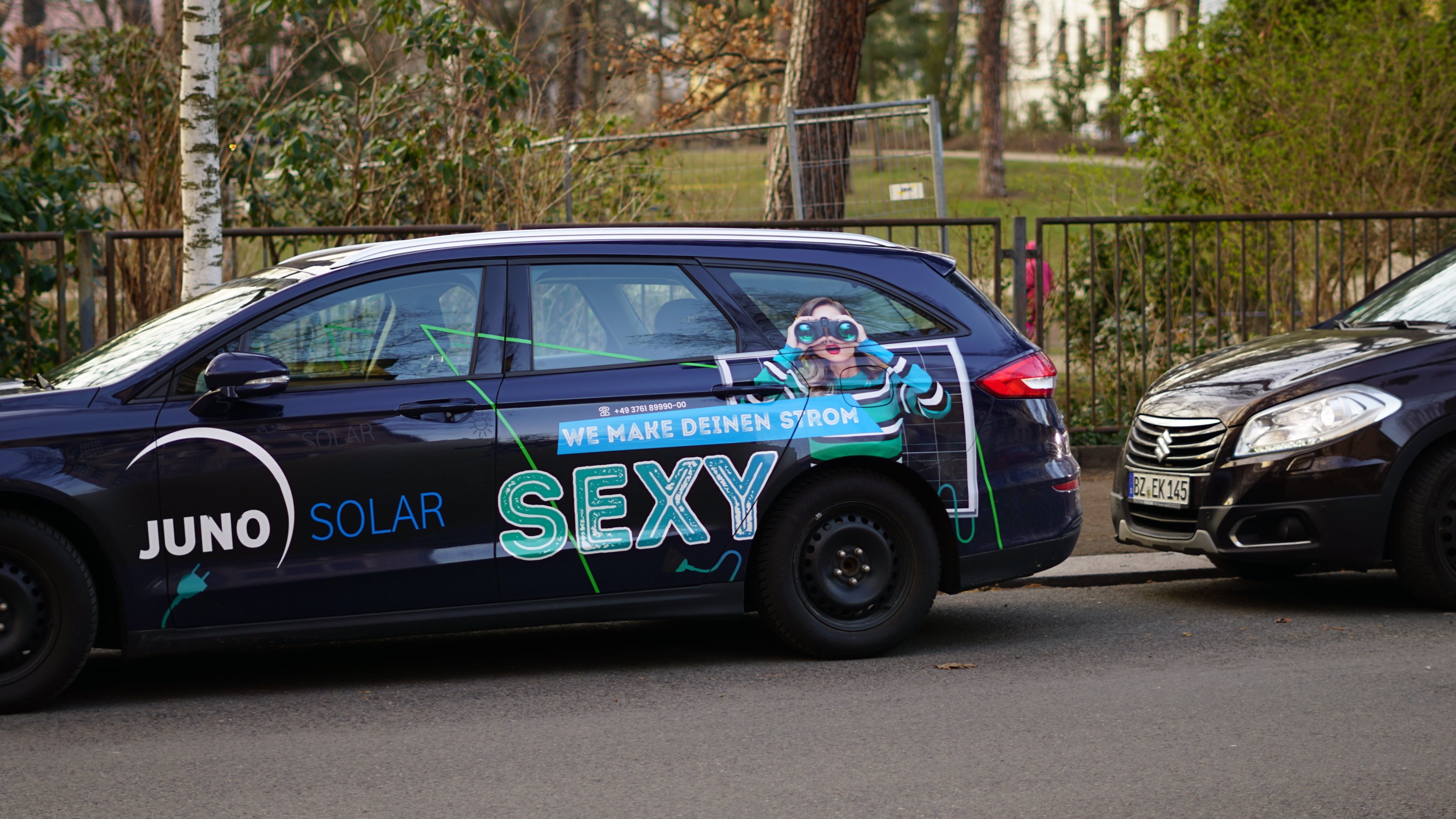 Auto mit Aufkleber
"We make deinen Strom SEXY"