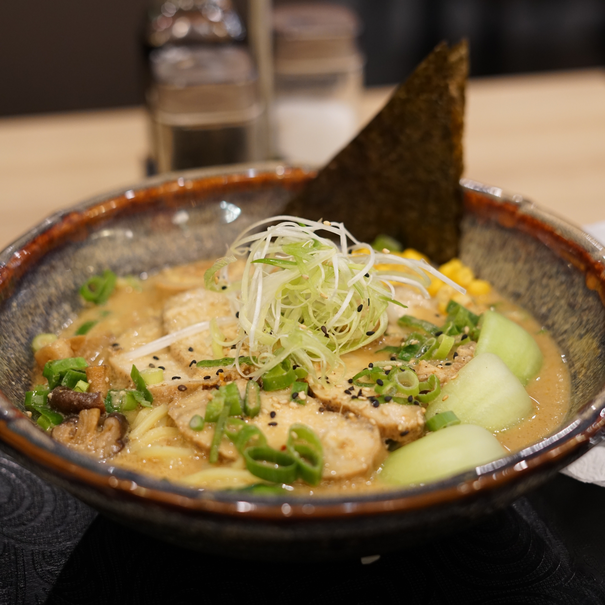 eine Schüssel mit ramen und Hühnchen