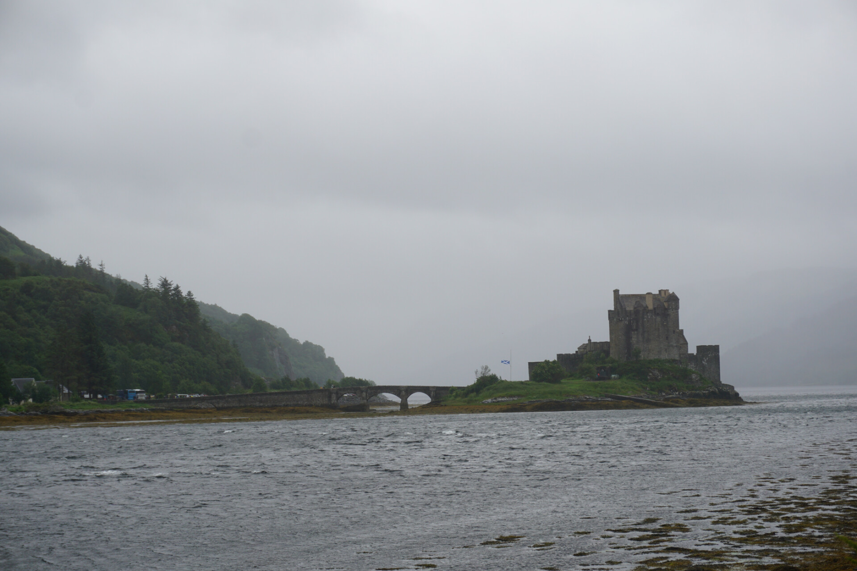 Schloss auf vorgelagerter Insel, mit Brücke Schloss auf vorgelagerter Insel, mit Brücke