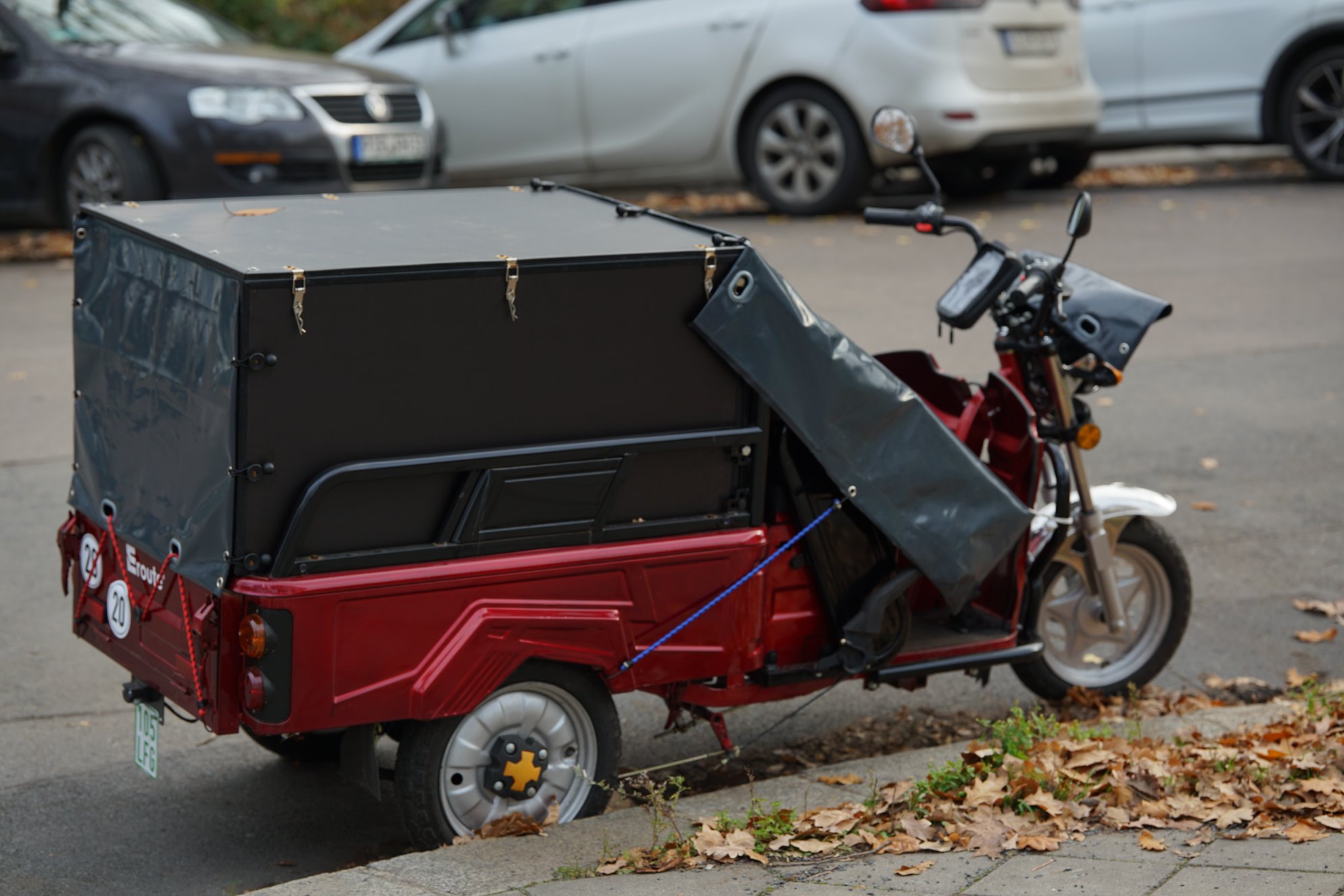 Ein Kastenwagen eines Rollstuhl-Herstellers in Moped-Größe und Motorisierung 