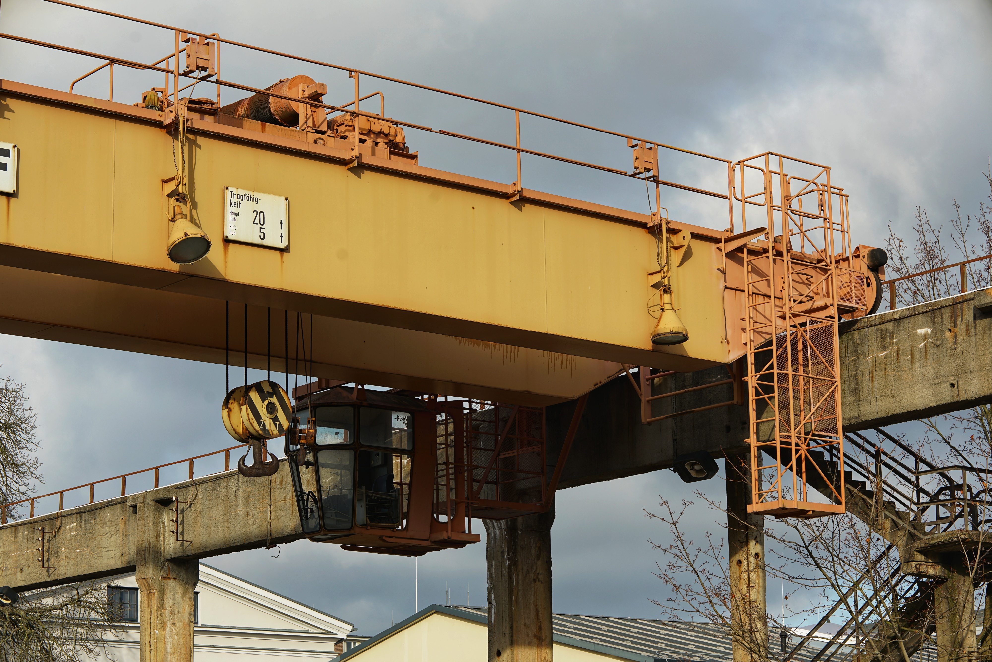 Brückenkran auf leicht verfallenden Betonbrücken