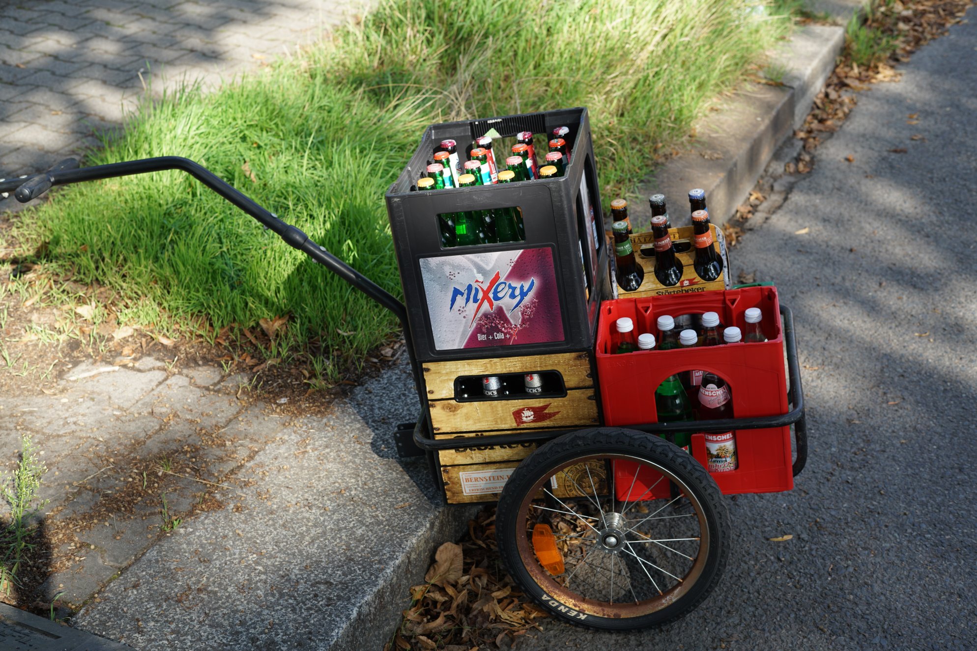 Ein Handwagen voller Getränke.
Zwei Bierkästen und zusätzlich zwei halbe Kästen und einen 6er-Karton 