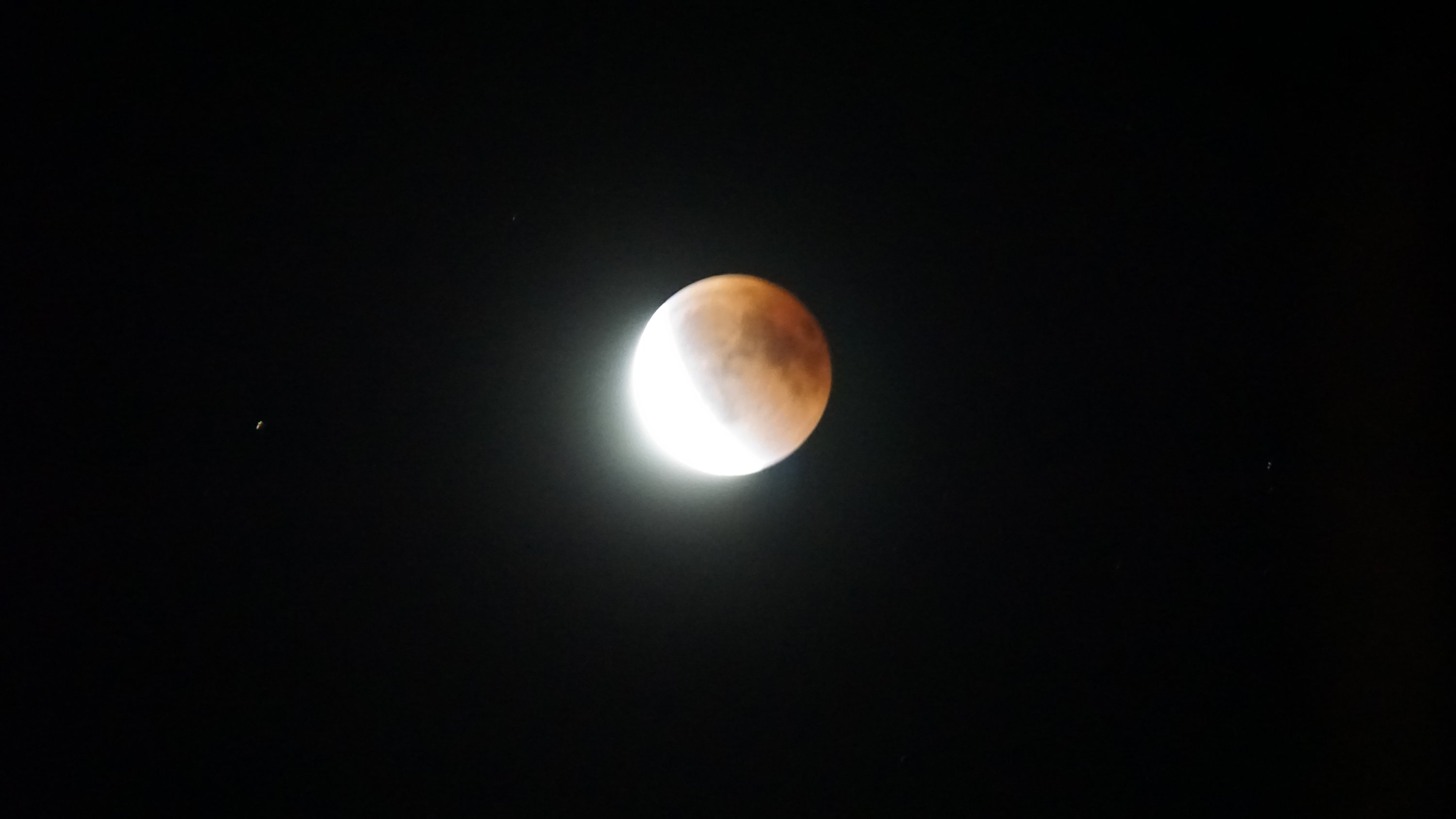 Roter Mond, mit hell überstrahlter Ecke unten/links 