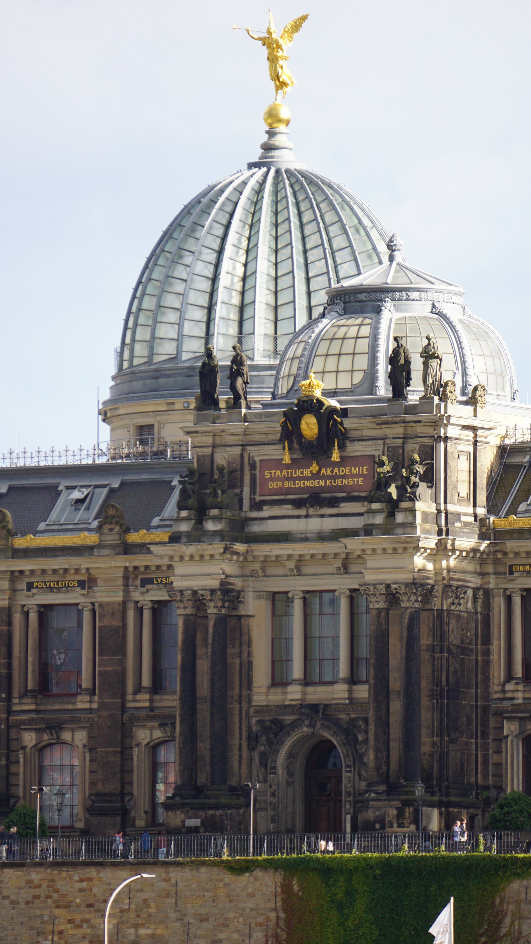Mitte des Gebäudes mit Aufschrift "Staatliche Akademie der bildenden Künste", Kuppel dahinter und winziger Ausschnitt der Brühlschen Terrassen, davor.