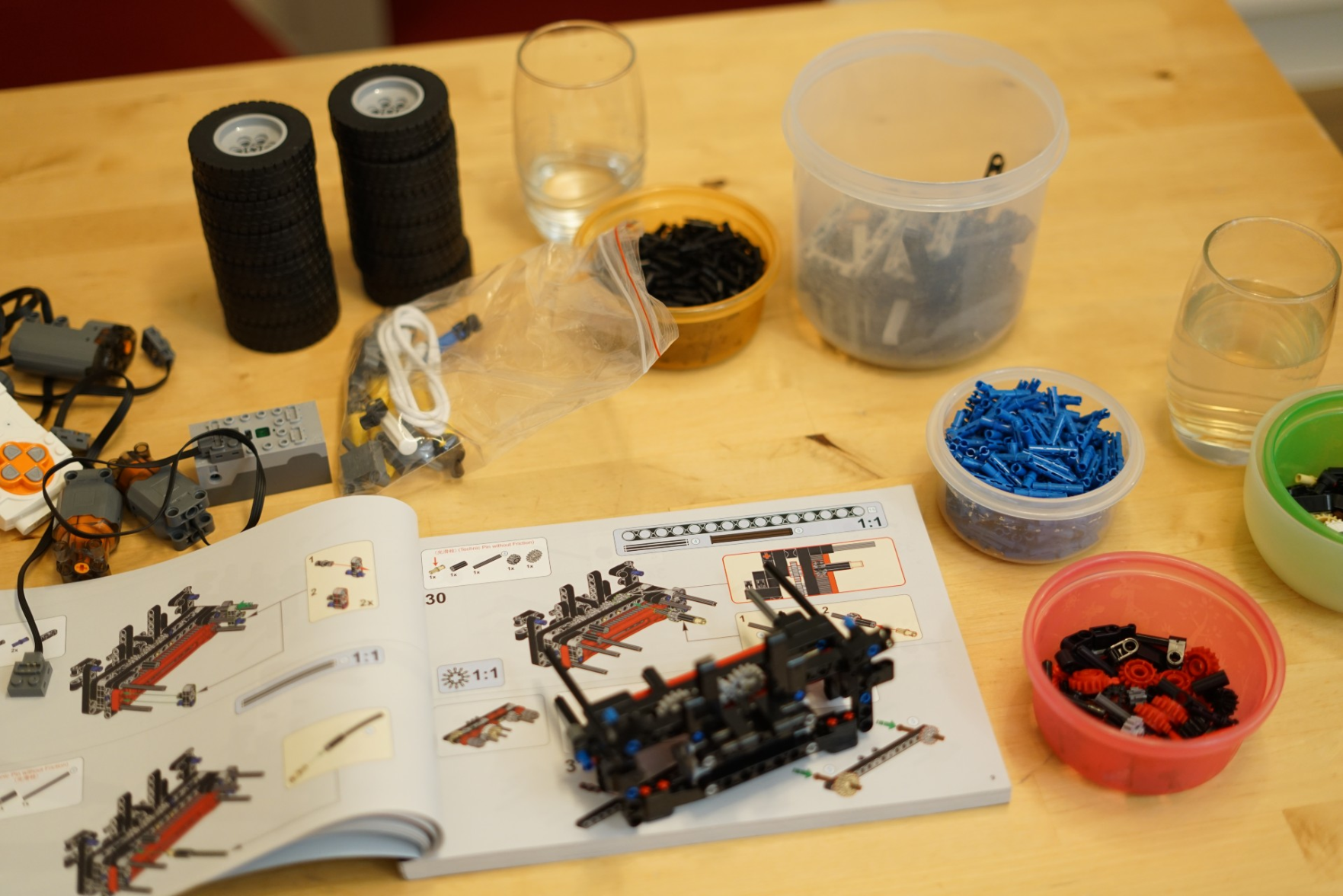 Reifen auf die Räder aufgezogen, Motoren ausprobiert, Bauschritt 1 angefangen