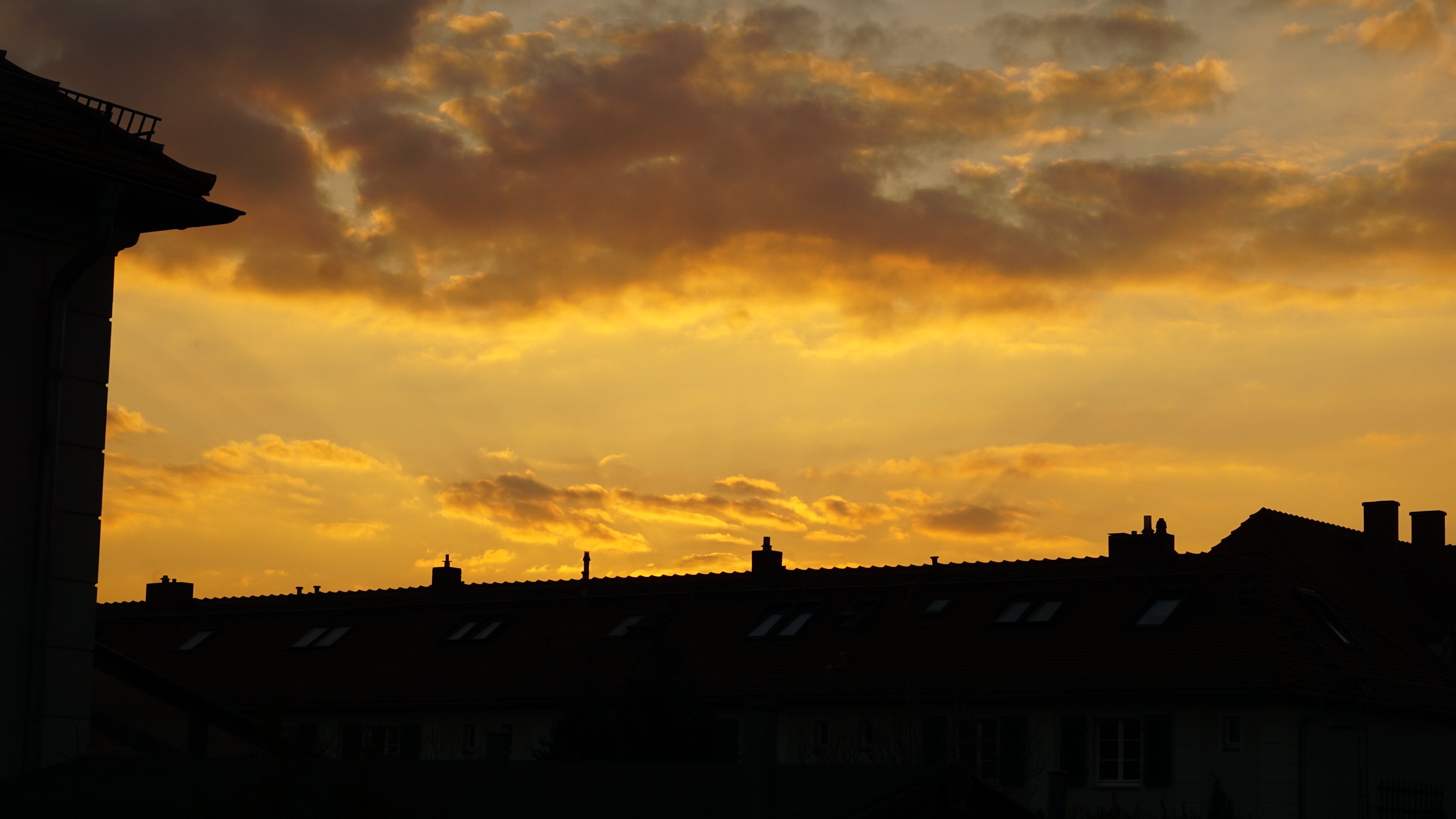 Wolken von untergegangener Sonne angeleuchtet