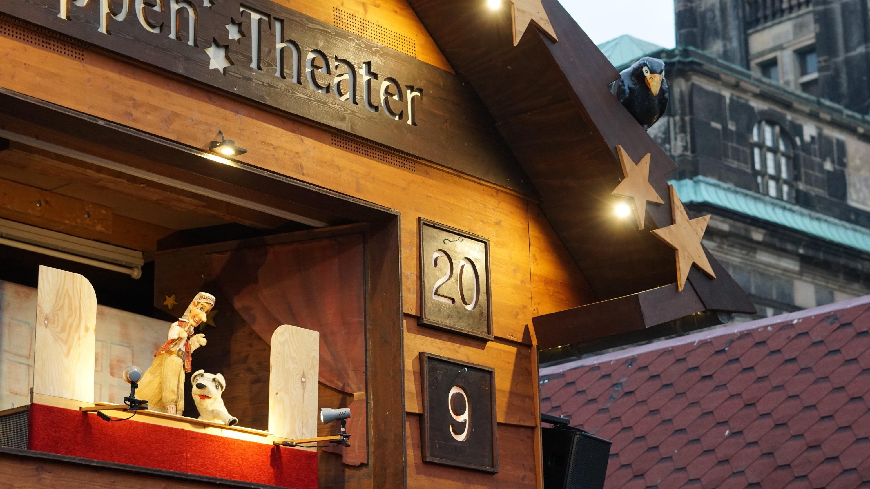 Kasperletheater, im Hintergrund die Kreuzkirche 