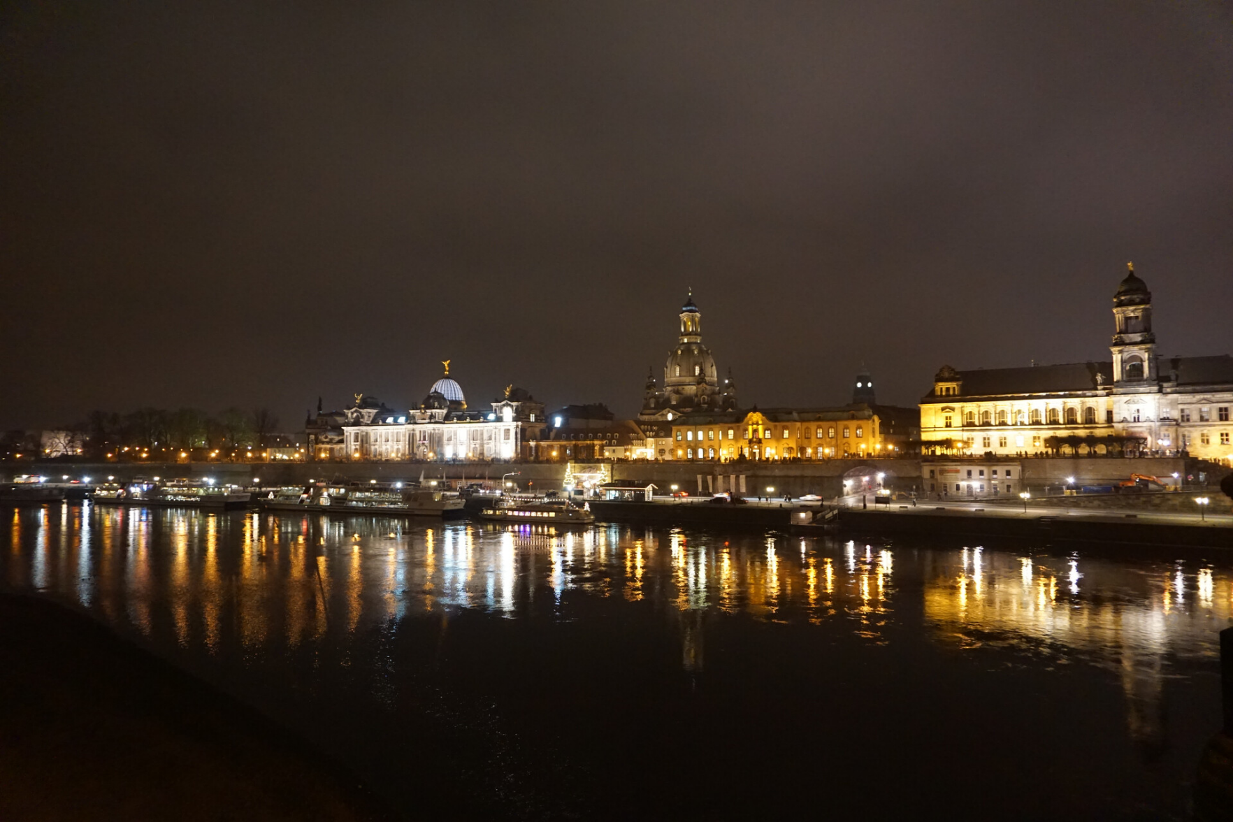 Blick auf die beleuchtete Altstadt von Dresden - Elbe im Vordergrund Blick auf die beleuchtete Altstadt von Dresden - Elbe im Vordergrund