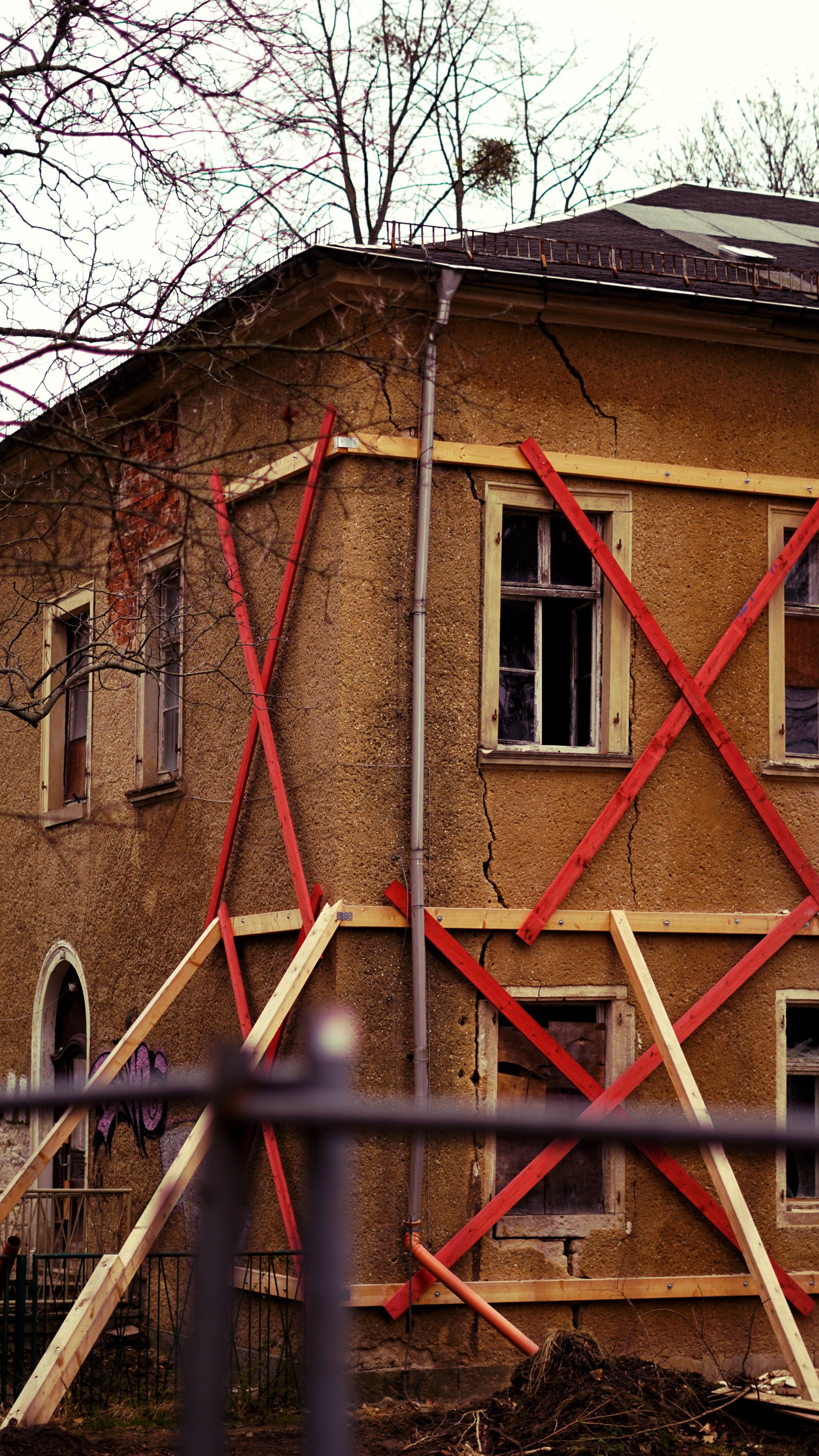 leerstehendes Gebäude, außen mit Holzlatten zum Abstützen und auch sonst starkem Verfall