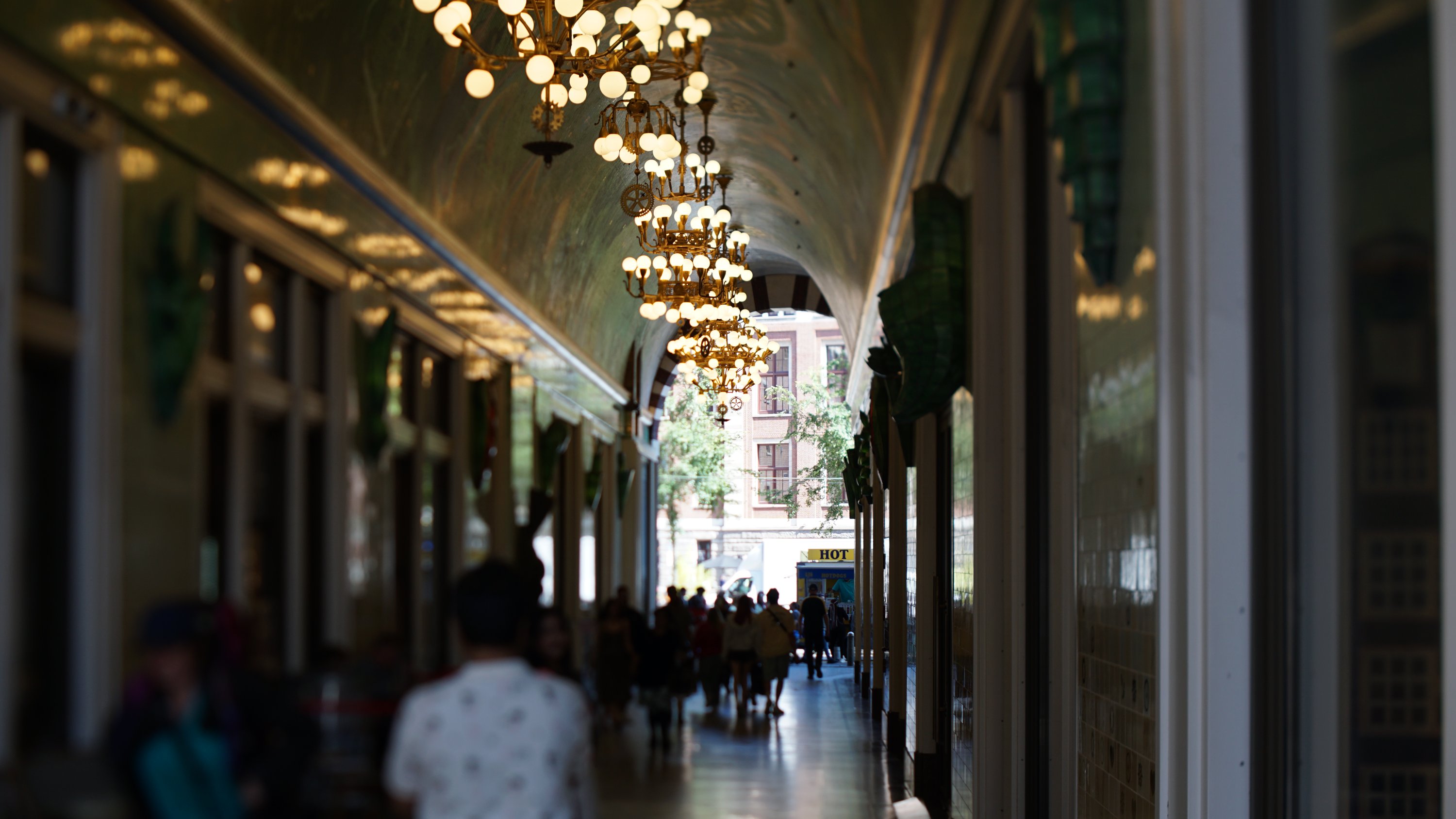 Fokus auf die Kronleuchter des Durchganges, Personen und Wände soweit möglich unscharf 