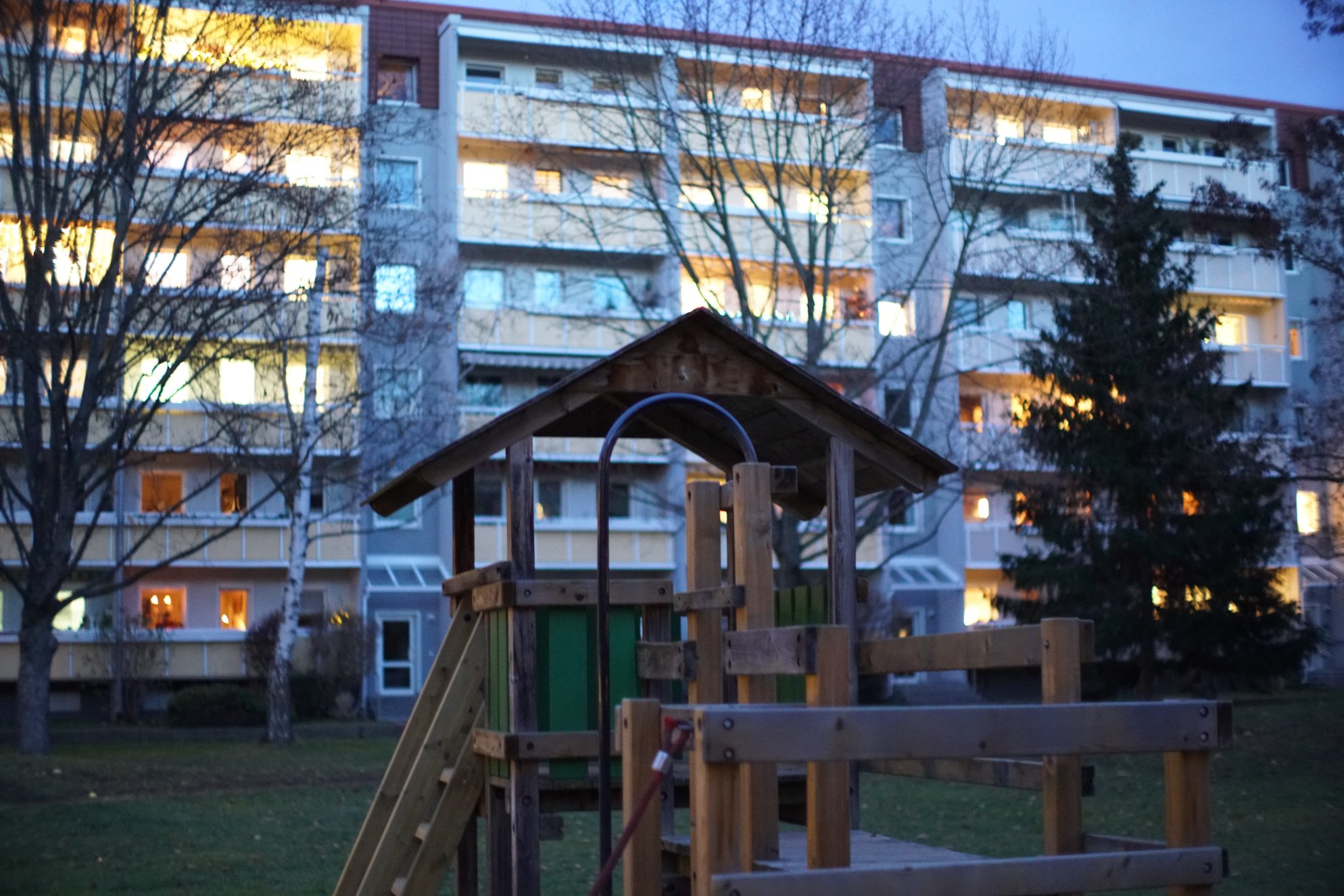 Spielplatz im Innenhof einer Betonblock-Siedlung 