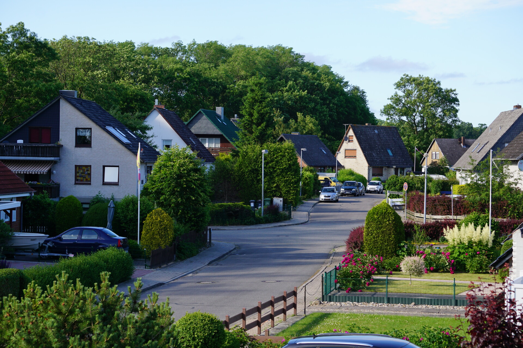 Eine Straße in einem Wohngebiet