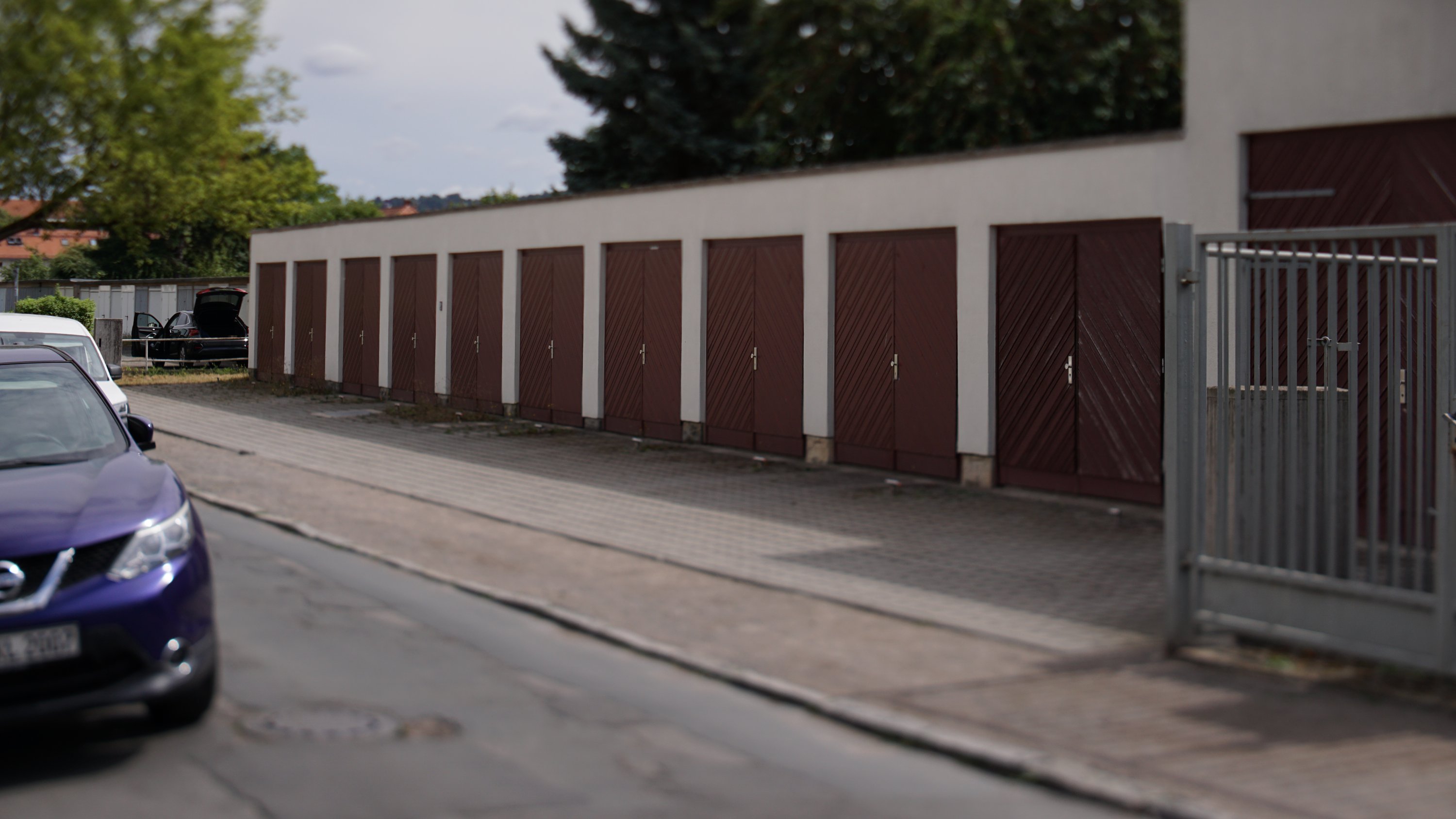 Garagentor-reihe, Fokus auf die Tore, die erneut vom Betrachter weg laufen