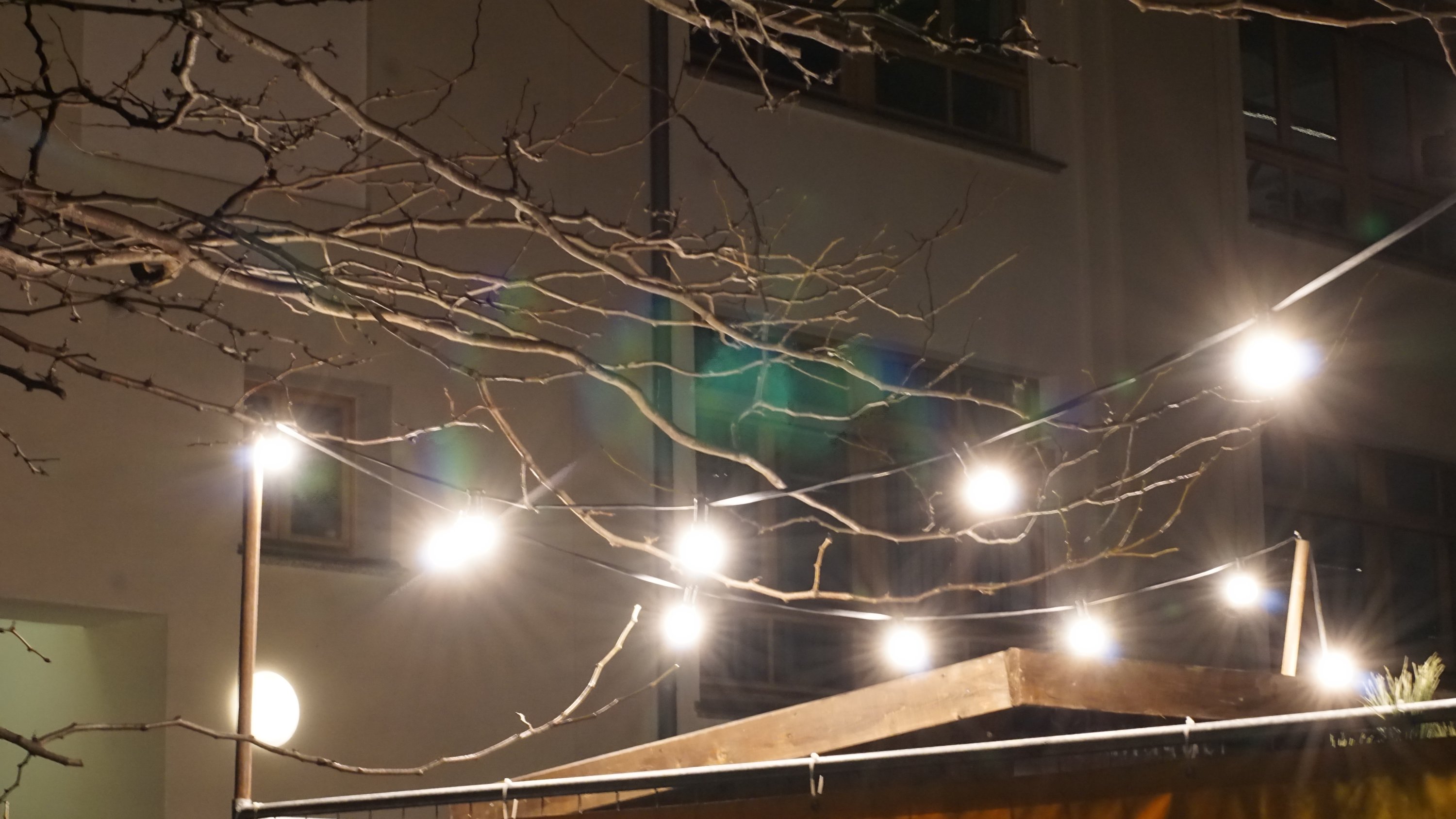 Mehr grüne lichteffekte über der Kette 