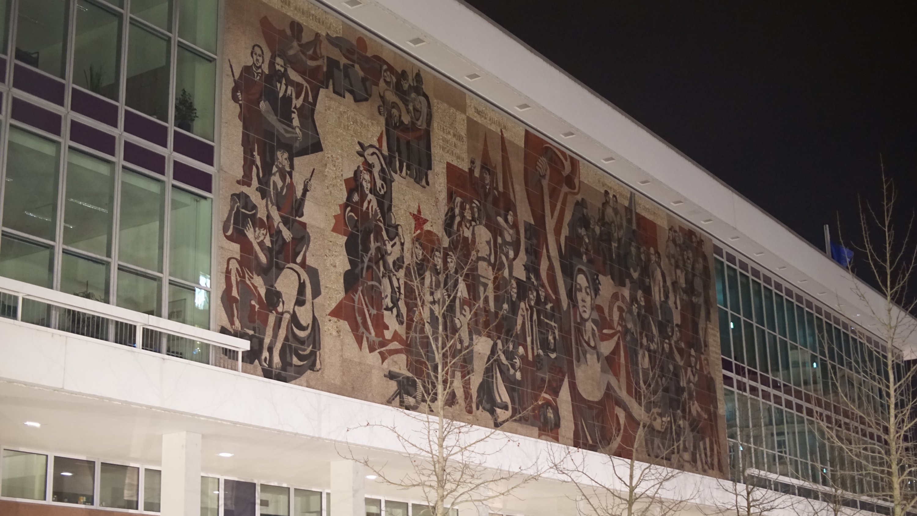 DDR-mosaik an der Außenwand des Kulturpalastes 