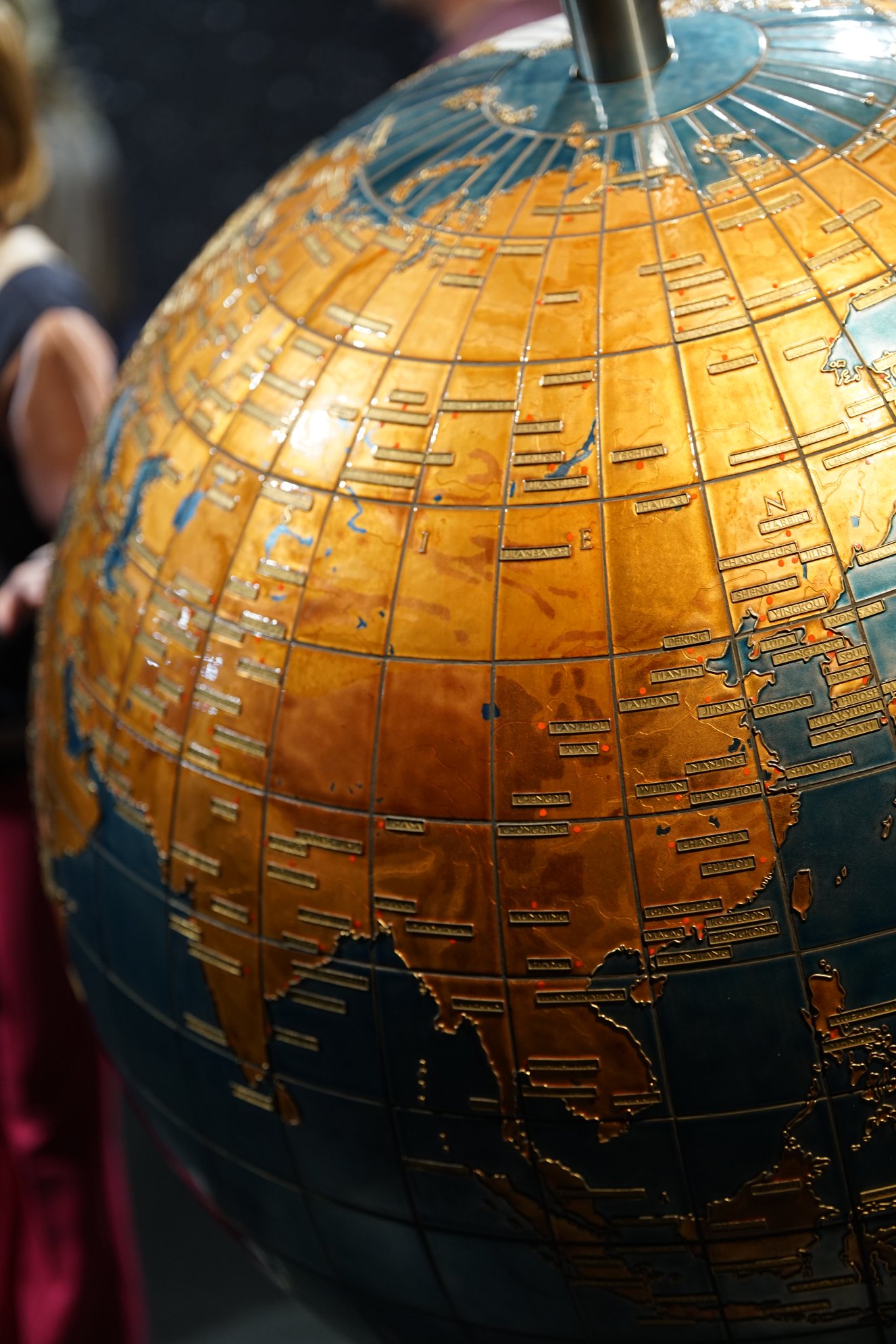 Ca. Anderthalb Meter großer Globus aus glasierten Fließen.

Bild zeigt hauptsächlich Russland/China/Asien