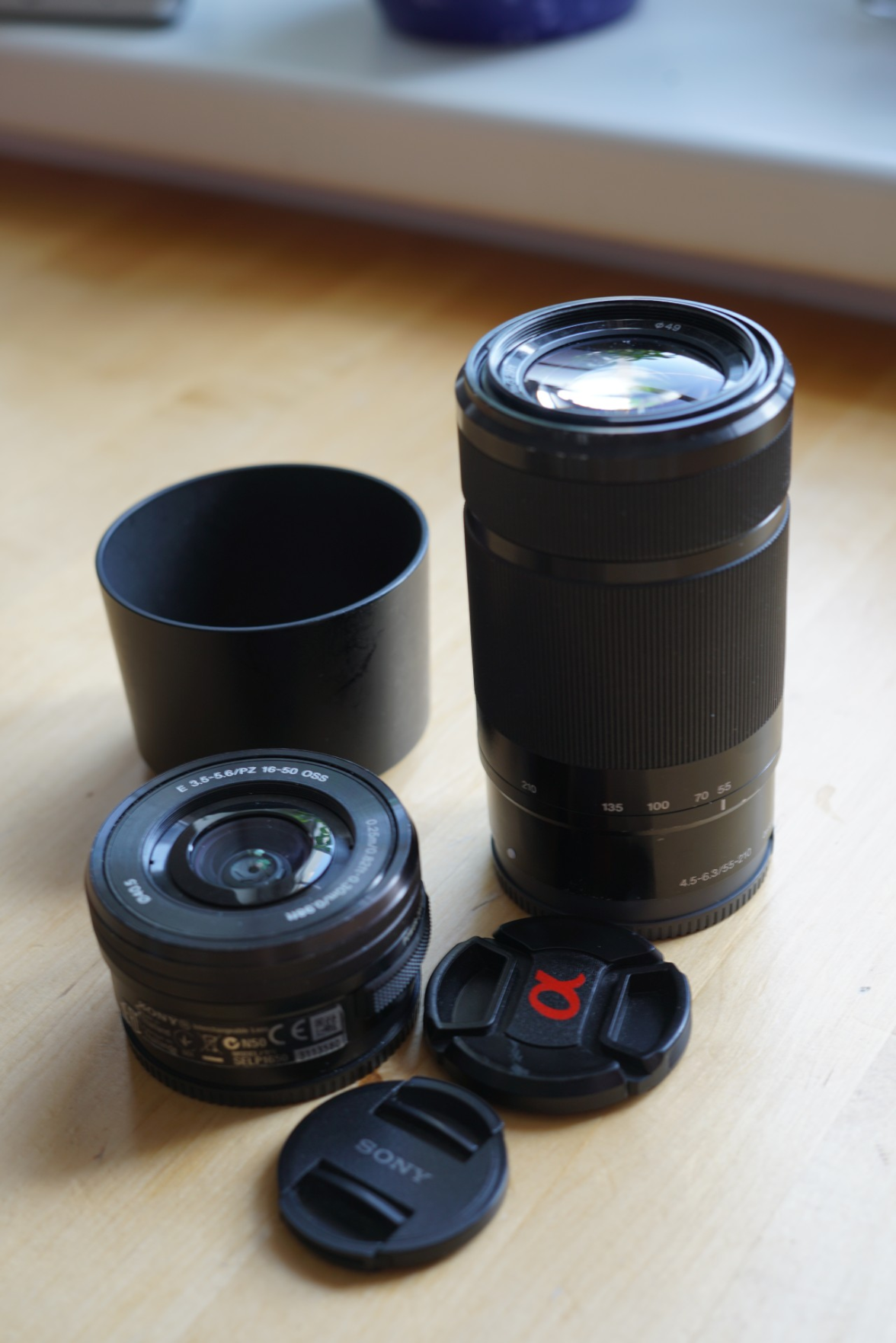 Die beiden Kit-Objektive zum Vergleich nebeneinander - beide eingefahren.