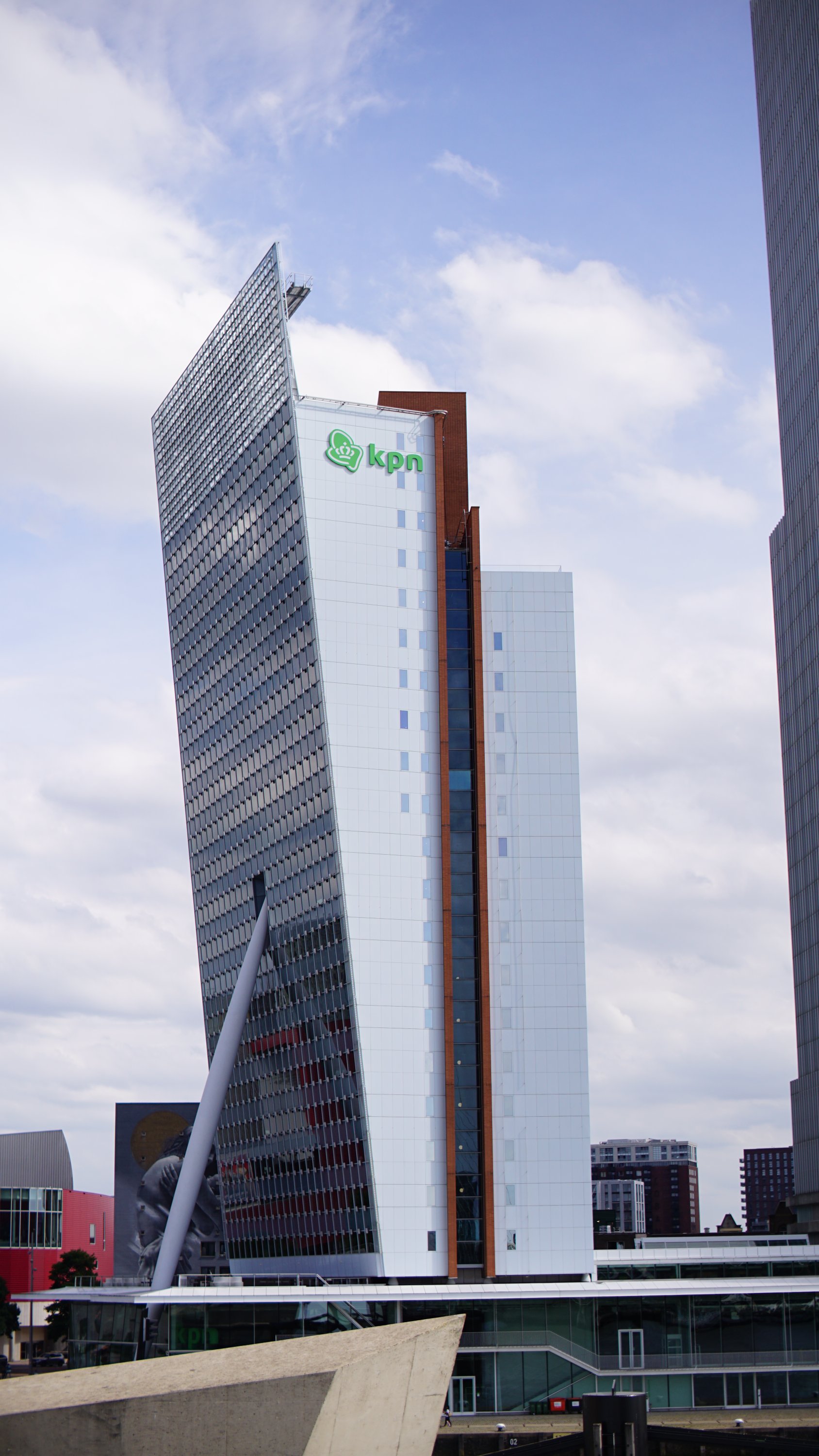 Ein Hochhaus das aussieht als würde es schräg stehen (allerdings nur auf einer Seite)

In der Mitte wird es von einer massiven Säule gestützt, die in Gegenrichtung schräg den Überhang abstützt 