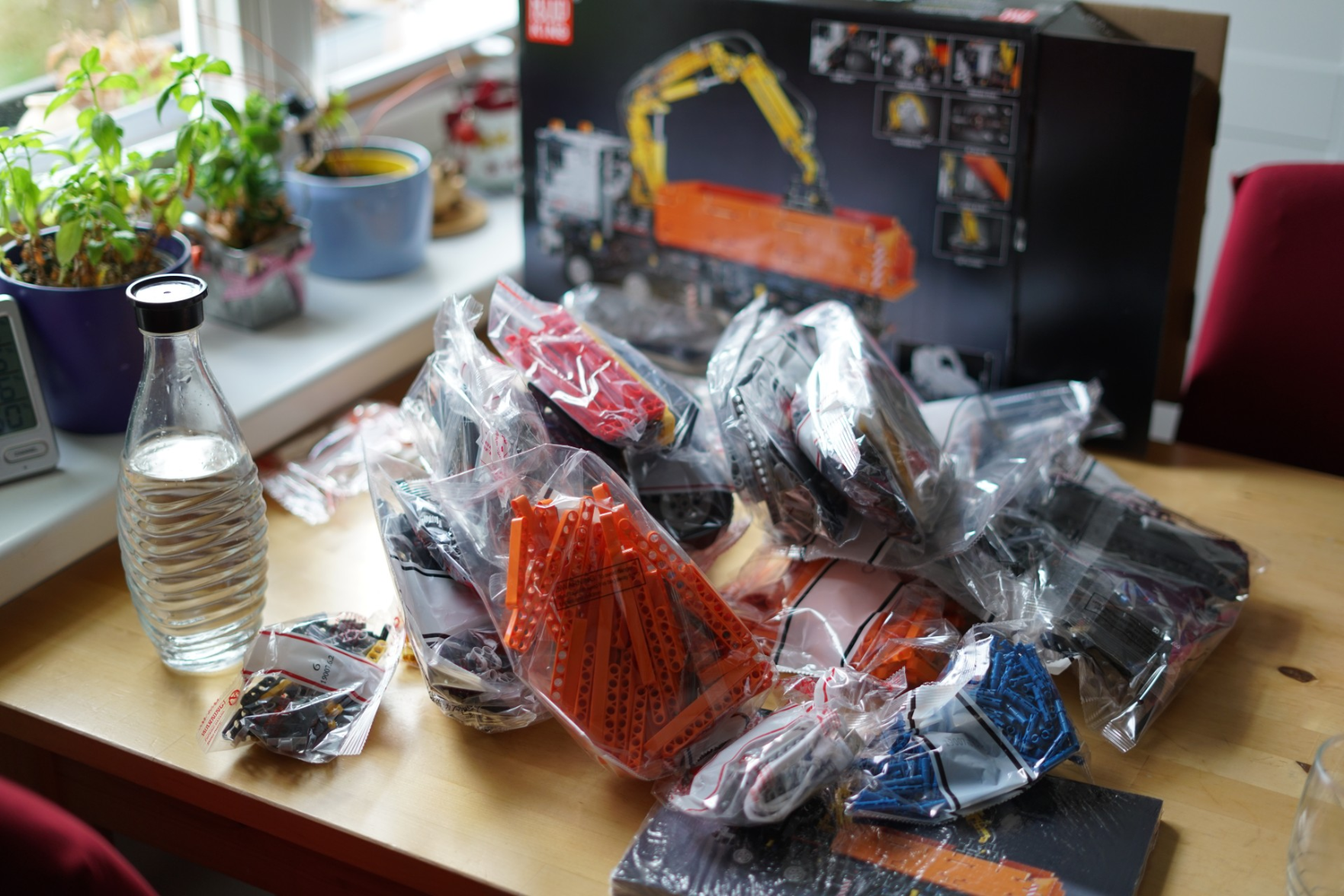 Ein teilweise ausgepackter Kasten mit dem MouldKing Arocs