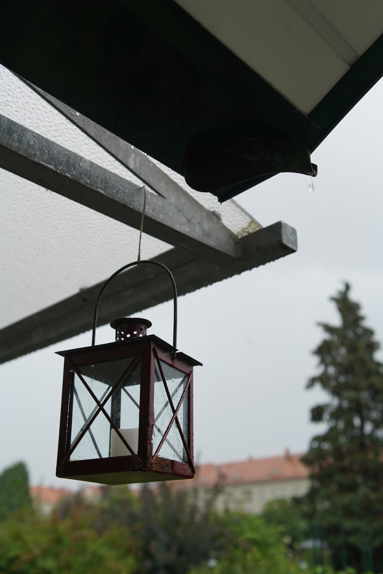 Laterne und tropfendes Vordach im Regen 
