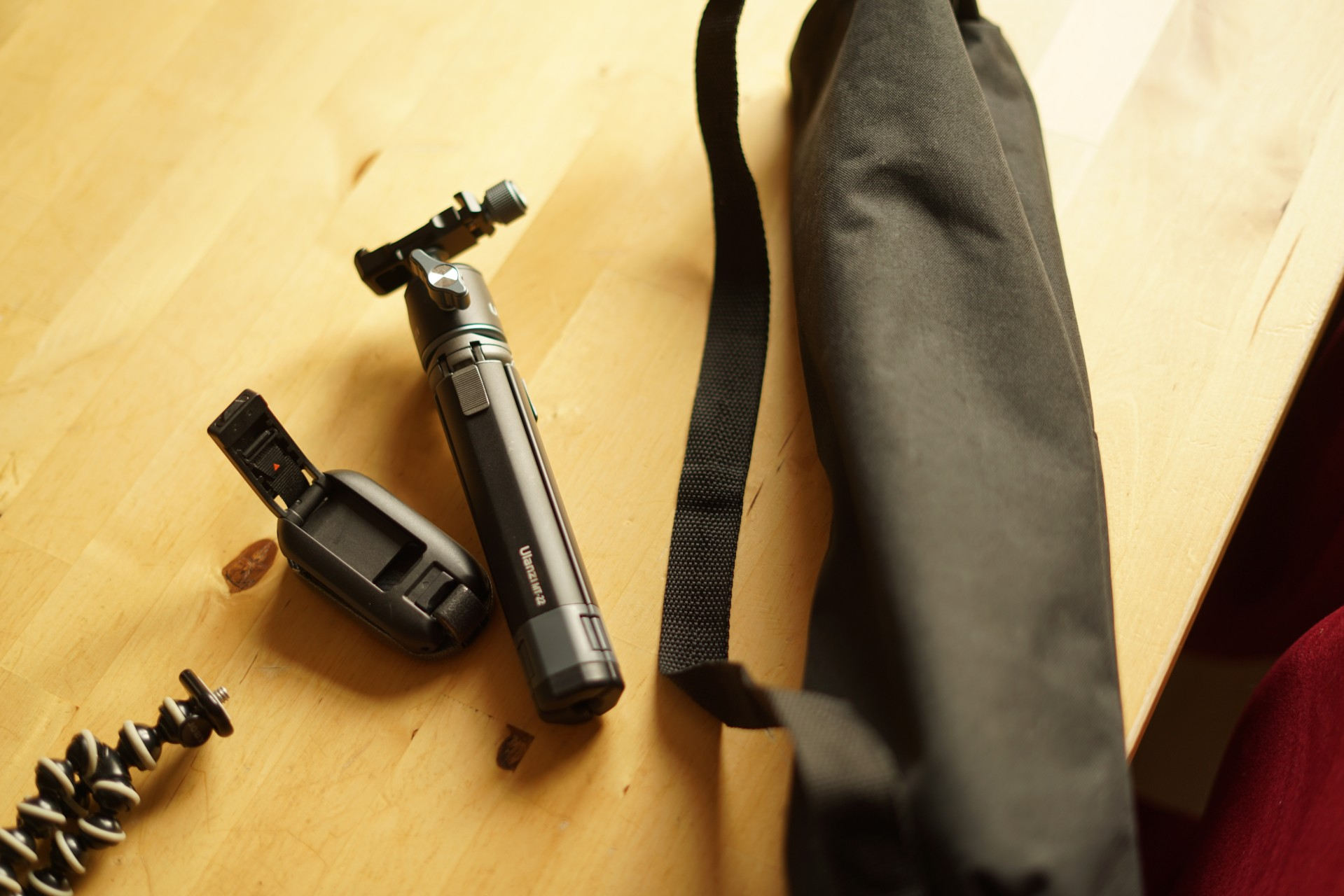 Die Gurt-Halterung für eine Kamera und die Stativ-Varianten nochmal anders hingelegt. Das große Stativ eingetütet.