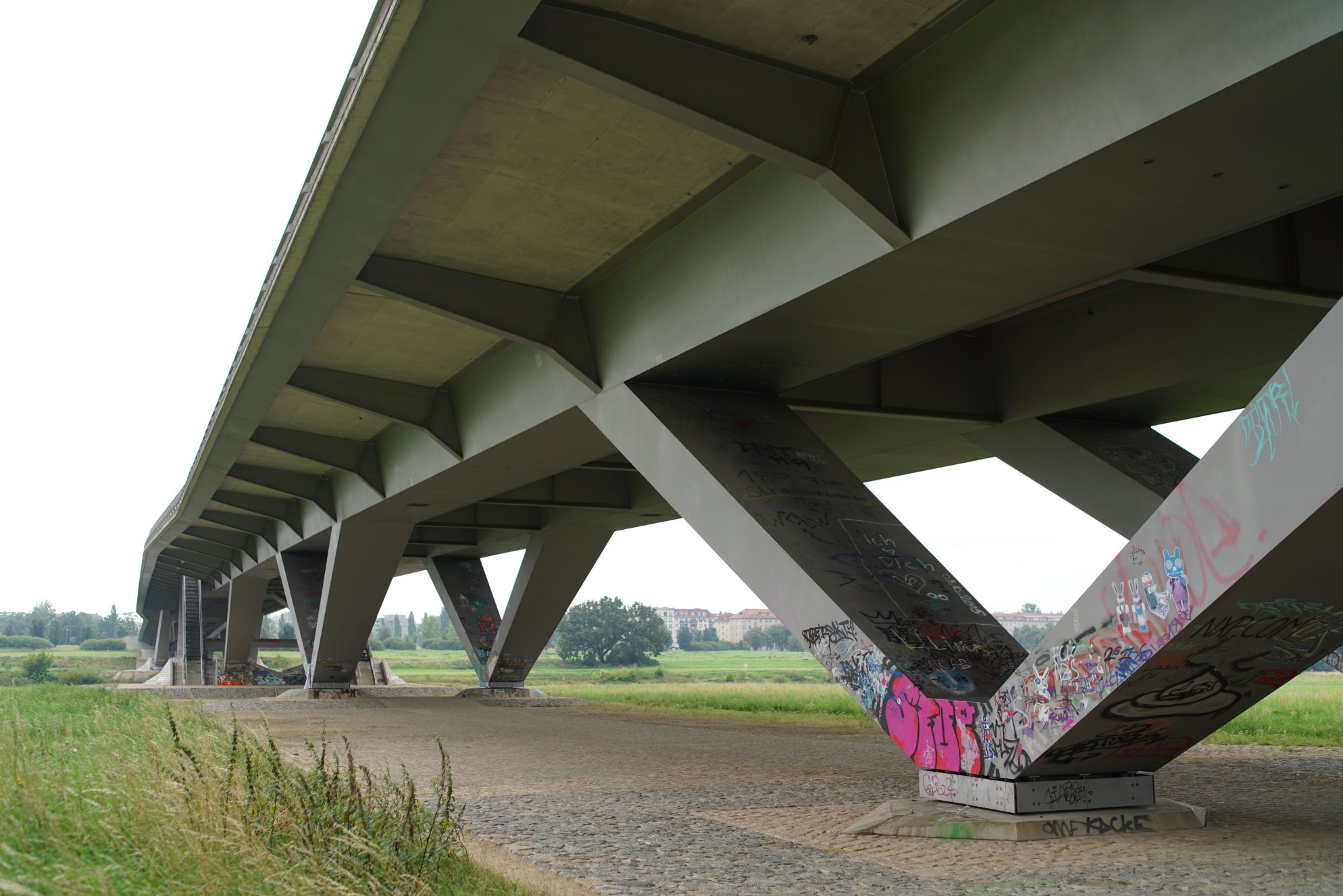 Weitwinkeliger von unten an der Waldschlößchenbrücke entlang gesehen 