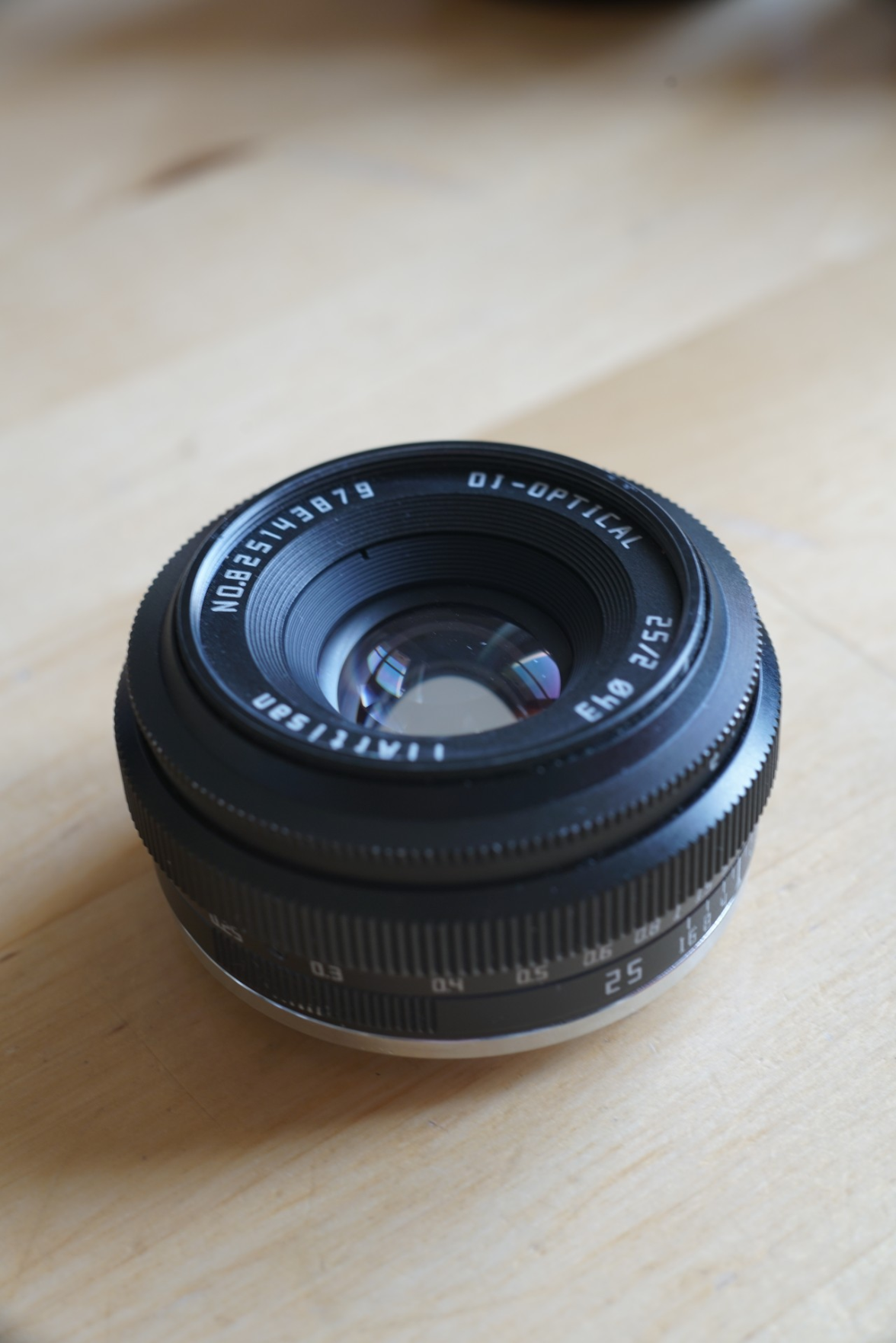 Das TTArtisan 25mm Objektiv für APS-C ohne Deckel