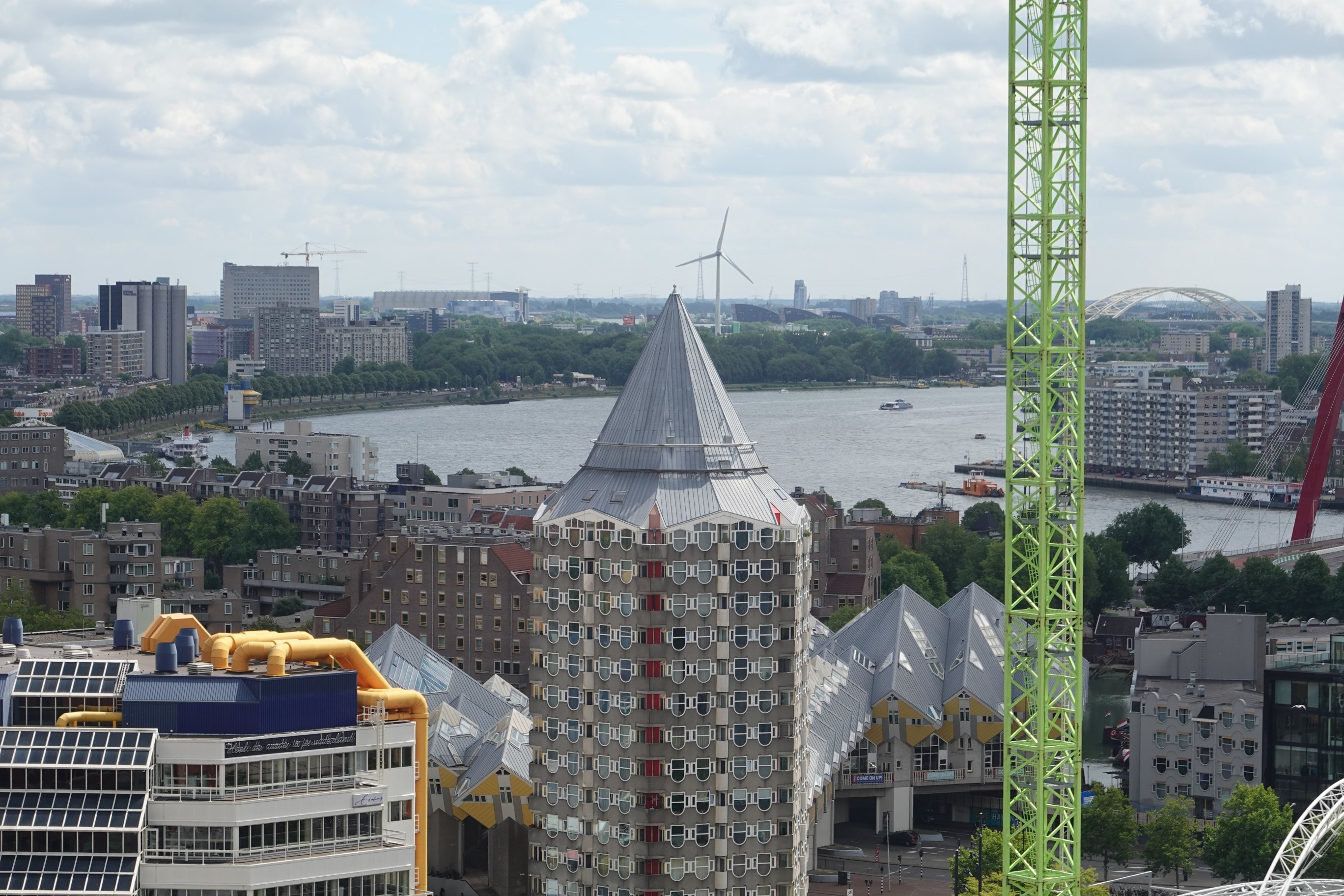 Ecke der Bibliothek, Turm in der Mitte und Würfelhäuser hinter dem Turm 
Im Hintergrund Wasser und Brücken 