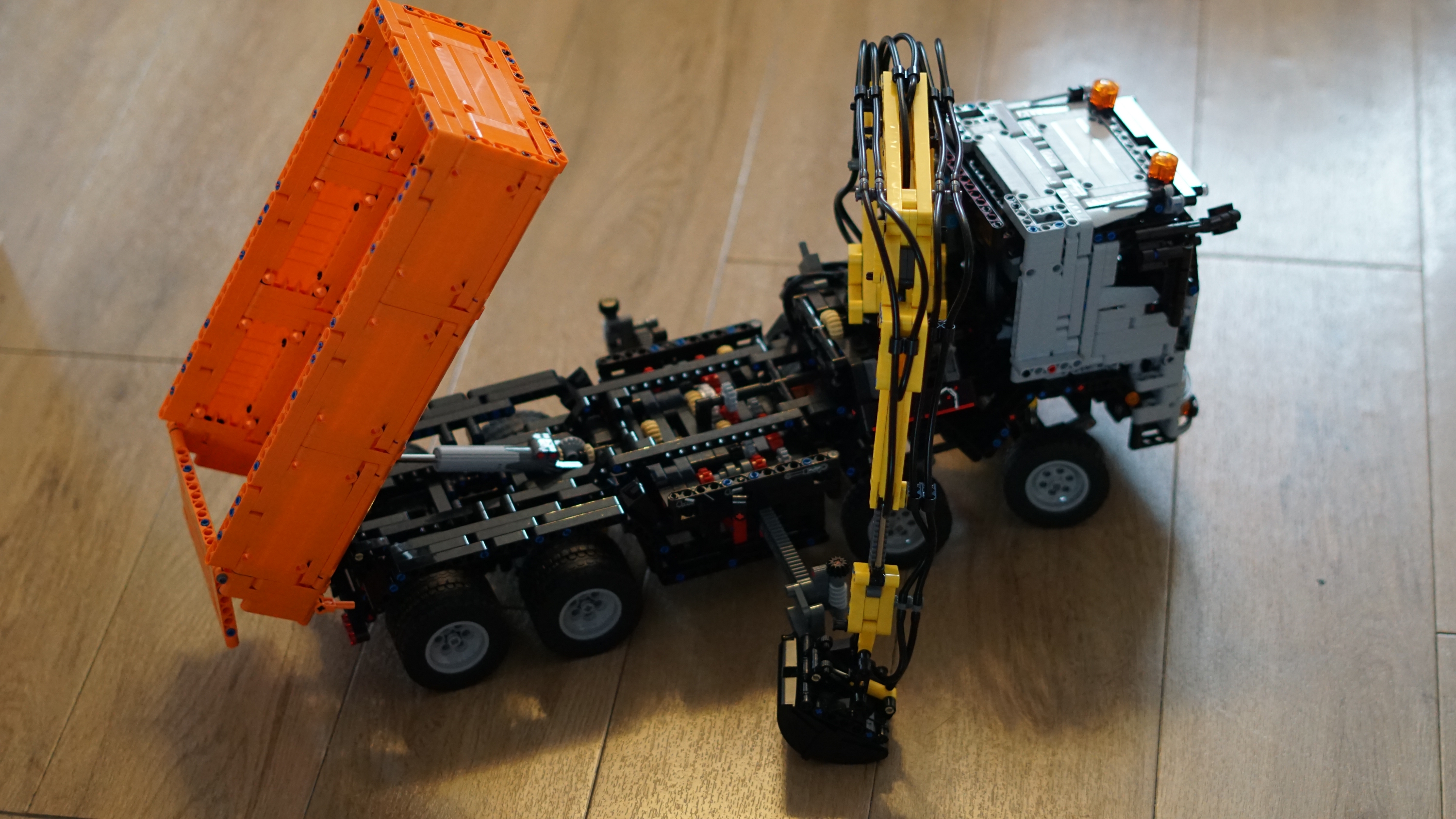 aufgebauter Klemmbaustein-Lastwagen