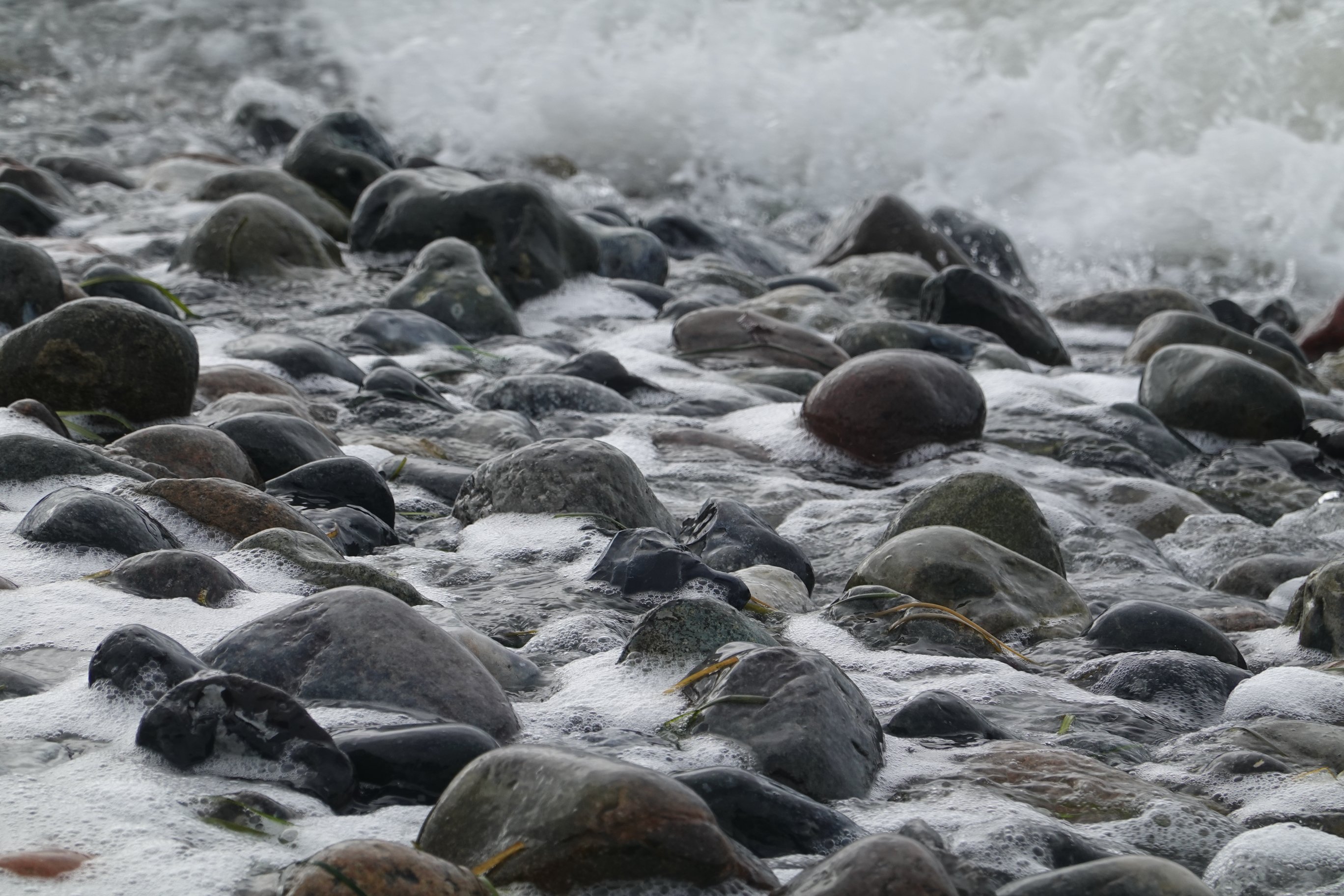 Große runde Steine und Schaum 