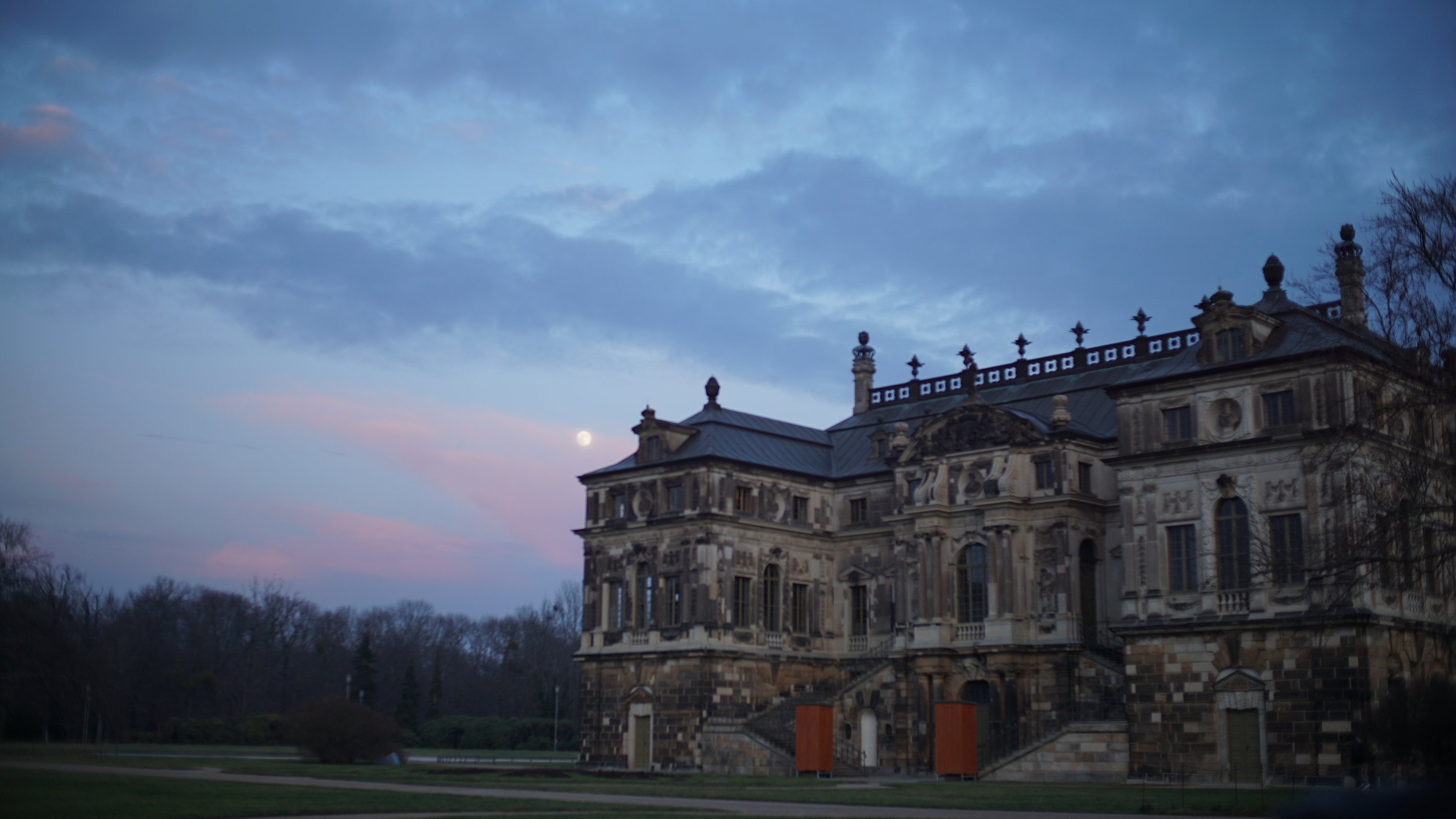 Palais im Ganzen, Vollmond nur als punkt zu sehen