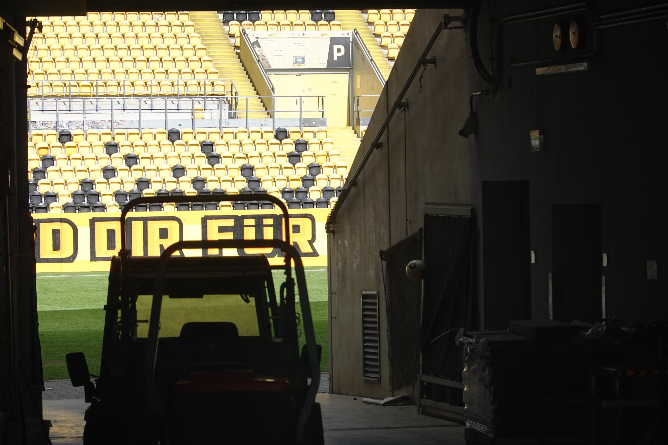 Blick durch einen Gang aufs Spielfeld und Tribüne 
