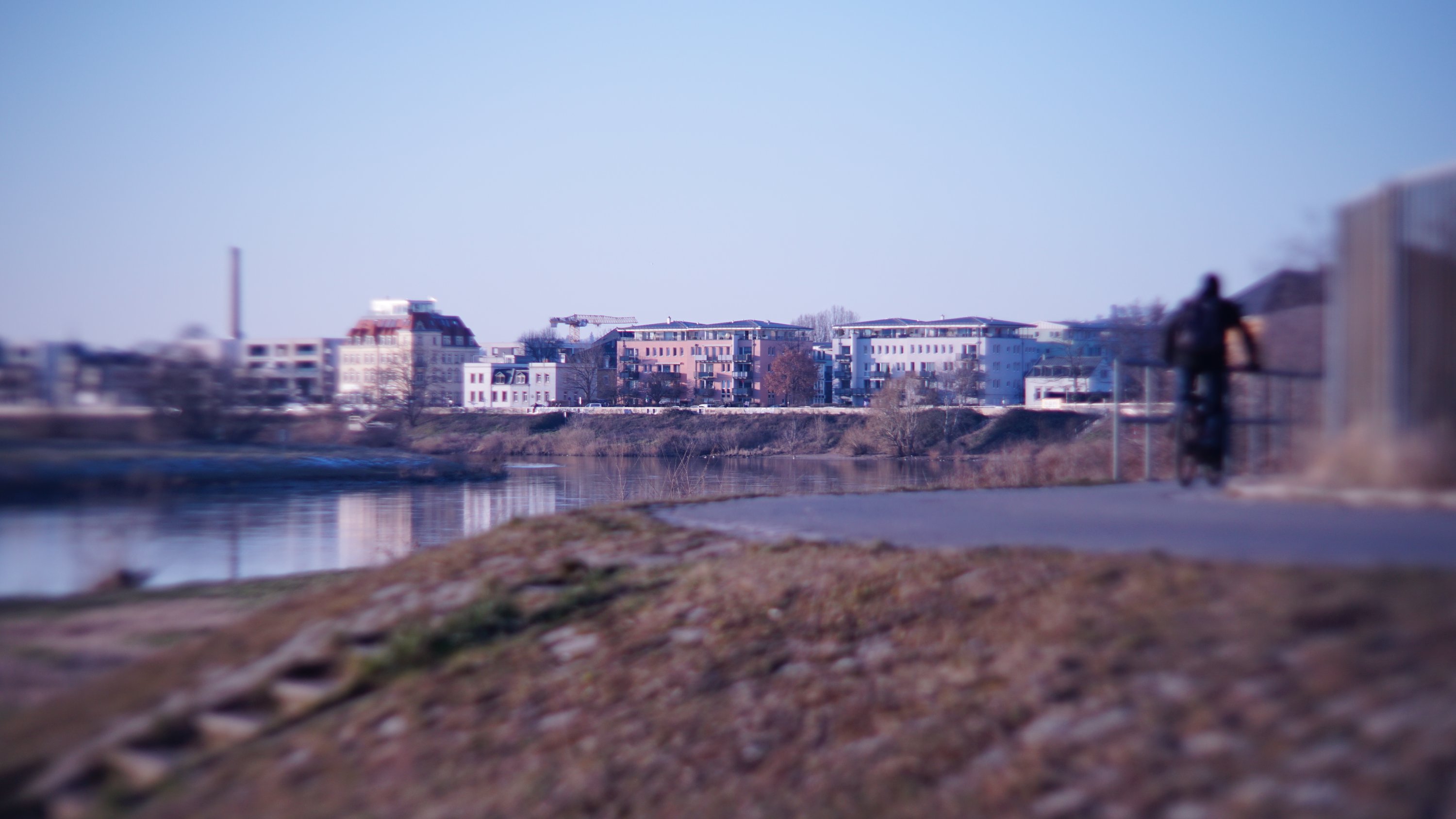 Auffahrt zu Elb-Mole, Radfahrer verschwommen, Elbe im Hintergrund

Bild farbverschoben ins Blaue, weil mit F1.8 bei sehr viel Licht aufgenommen