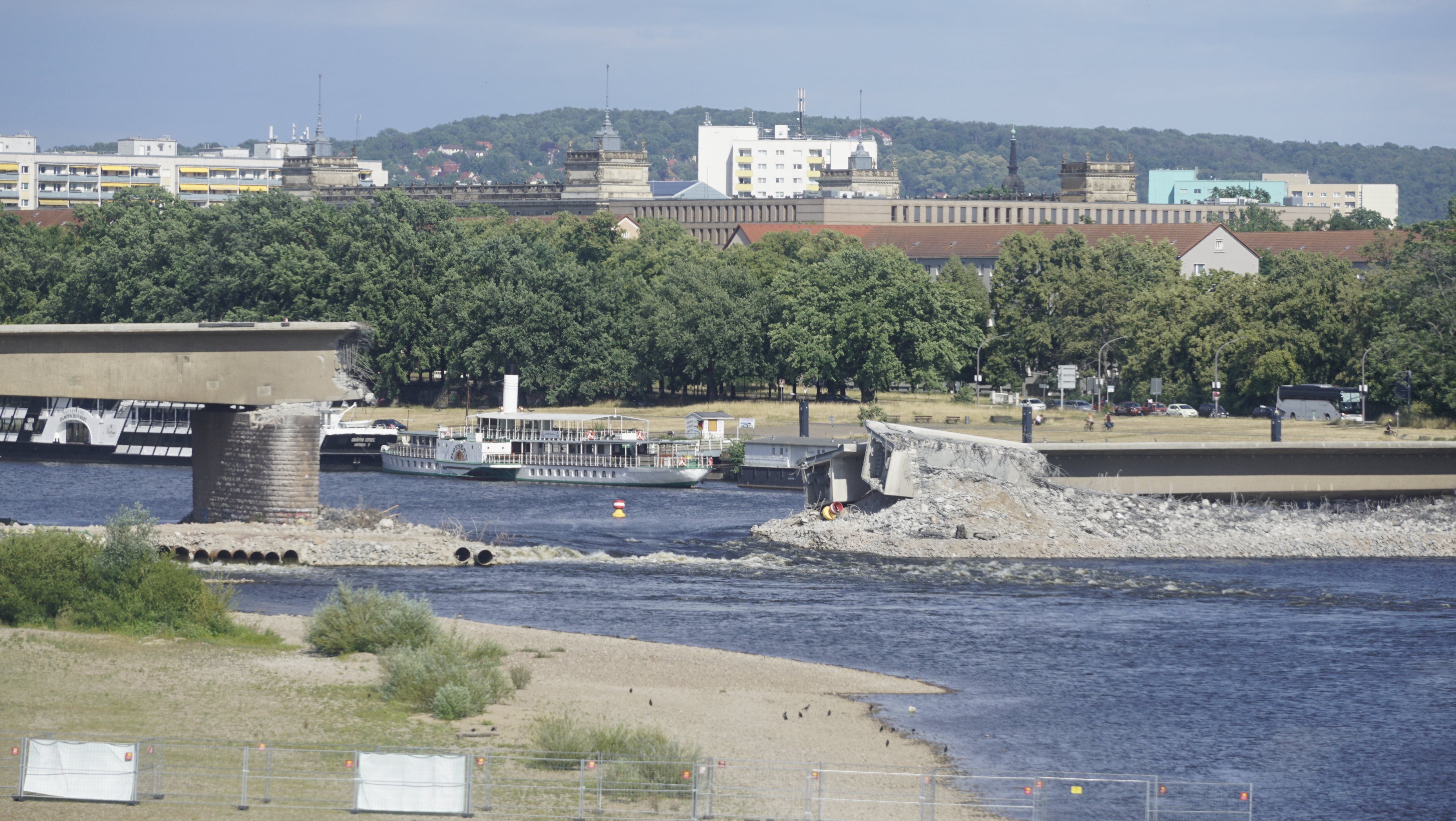 Lücke in der Brücke, gesehen von der Straßenbahn auf der Augustusbrücke 