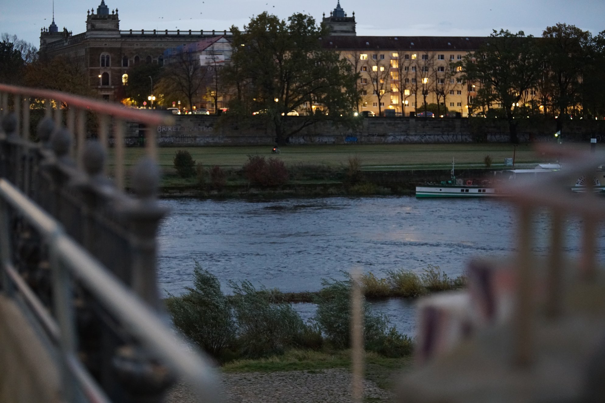 Lücke in der Brüstung der Albertbrücke, Fokus auf Elbe 