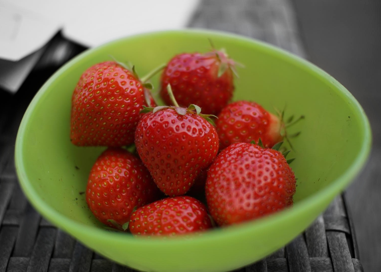 reife Erdbeeren in einer grünen Schüssel - Umgebung voll entsättigt reife Erdbeeren in einer grünen Schüssel - Umgebung voll entsättigt