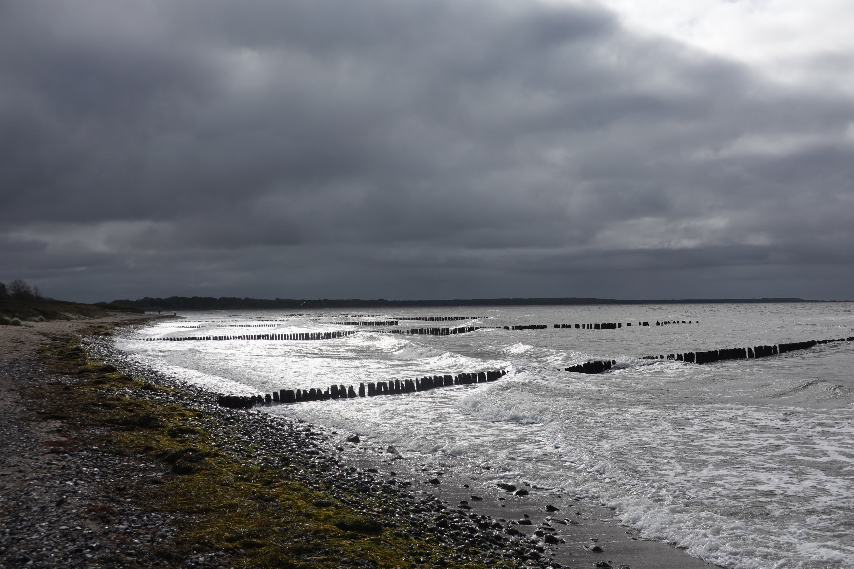 Blick in die Gegenrichtung, dunkle Wolken 
