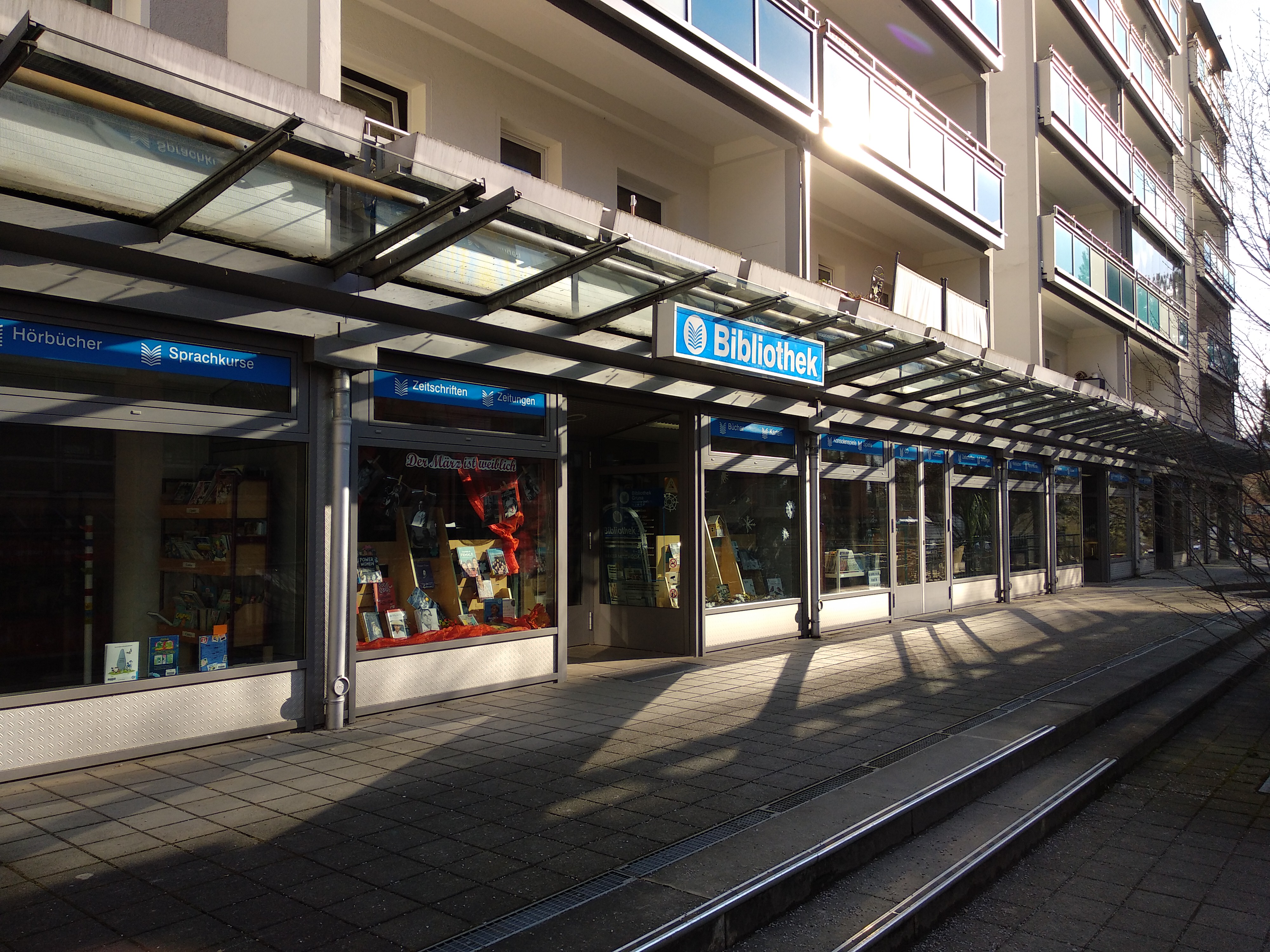 Ortsteilbibliothek Gruna - an einem Sonntag, bei Sonnenschein

Im inneren dutzende Leute, 50% Kinder