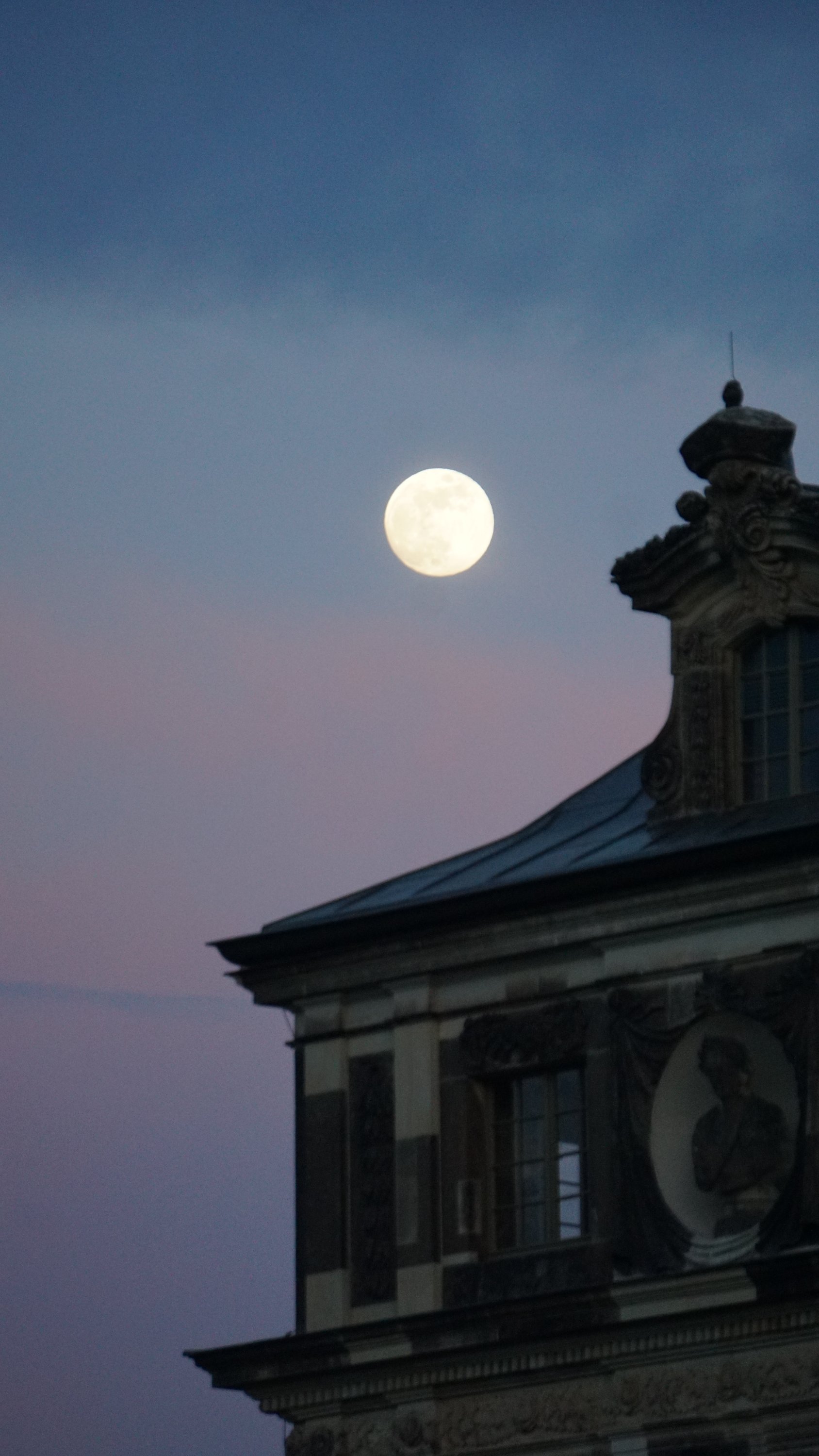 Vollmond und Palaisdach