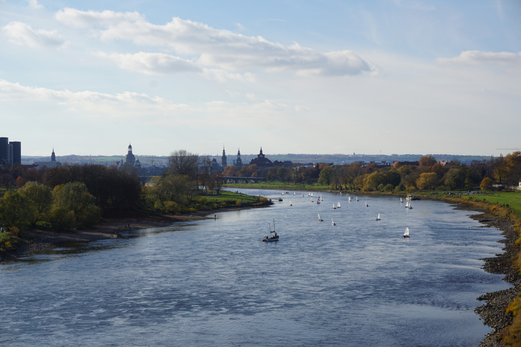 Blick von der Waldschlößchenbrücke gen Altstadt
viele kleine Segel-Bötchen zu sehen
Sonnenschein