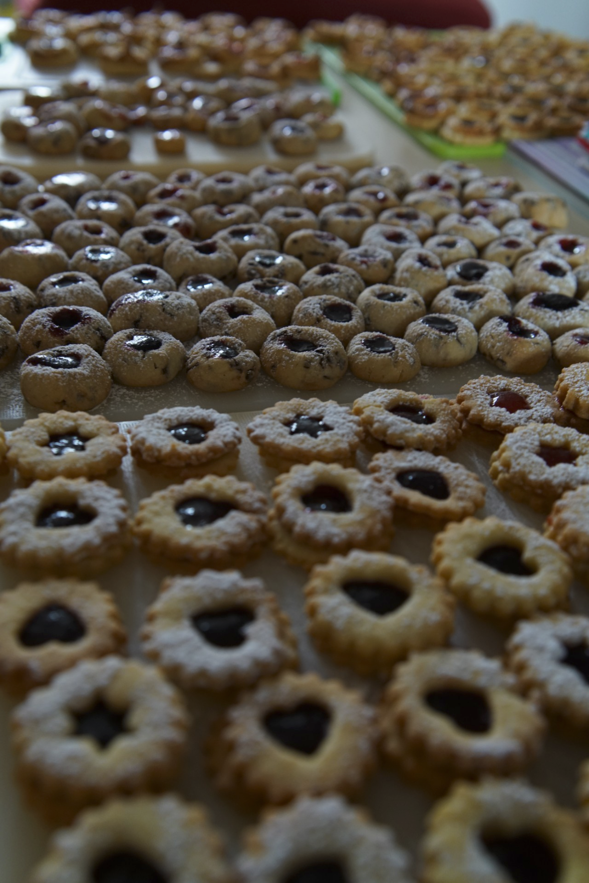 5 Schneidbretter voll Weihnachtsplätzchen - verschiedene Sorten