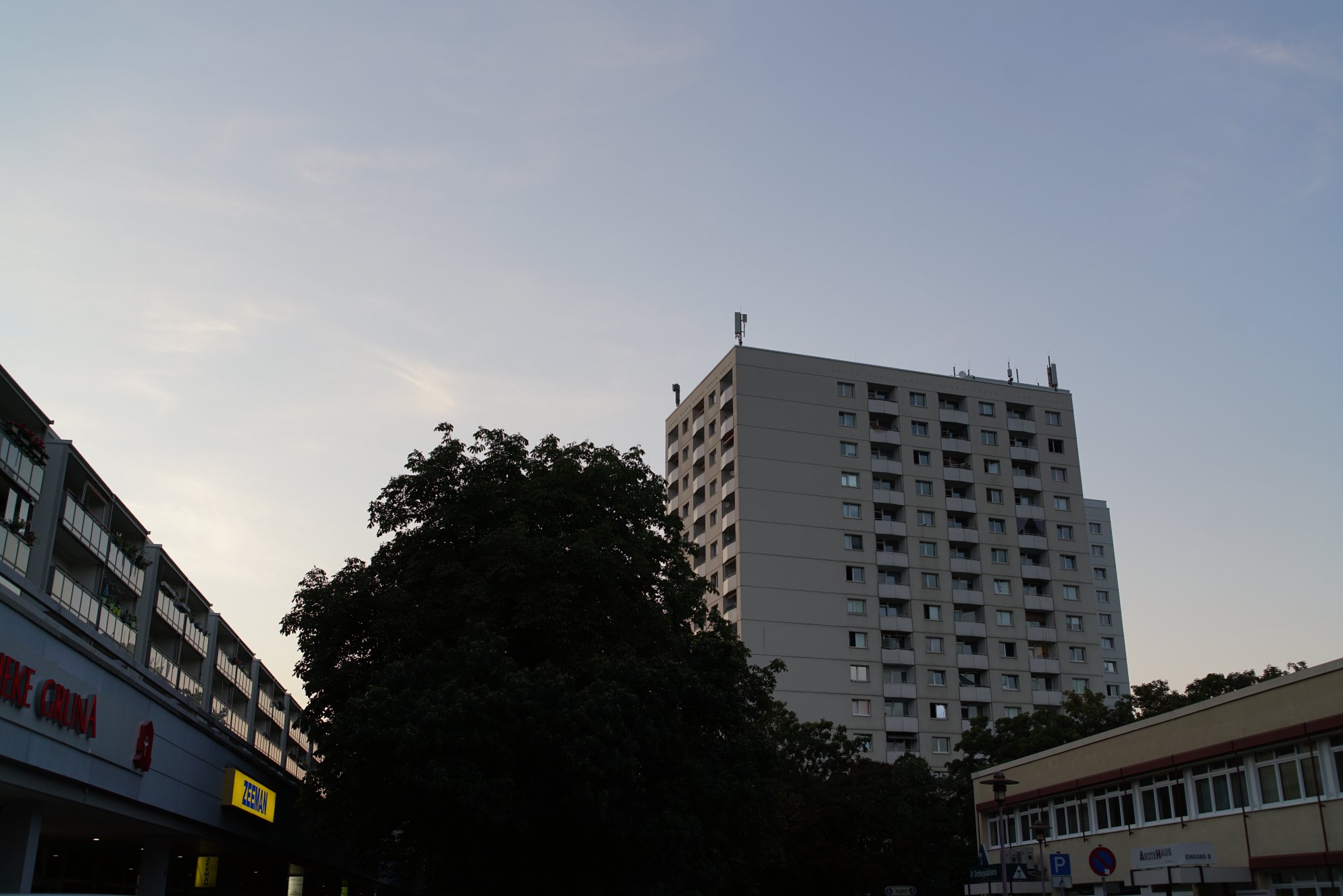 Wohnturm und Umgebung, Einkaufsstraße und Ärztehaus 
