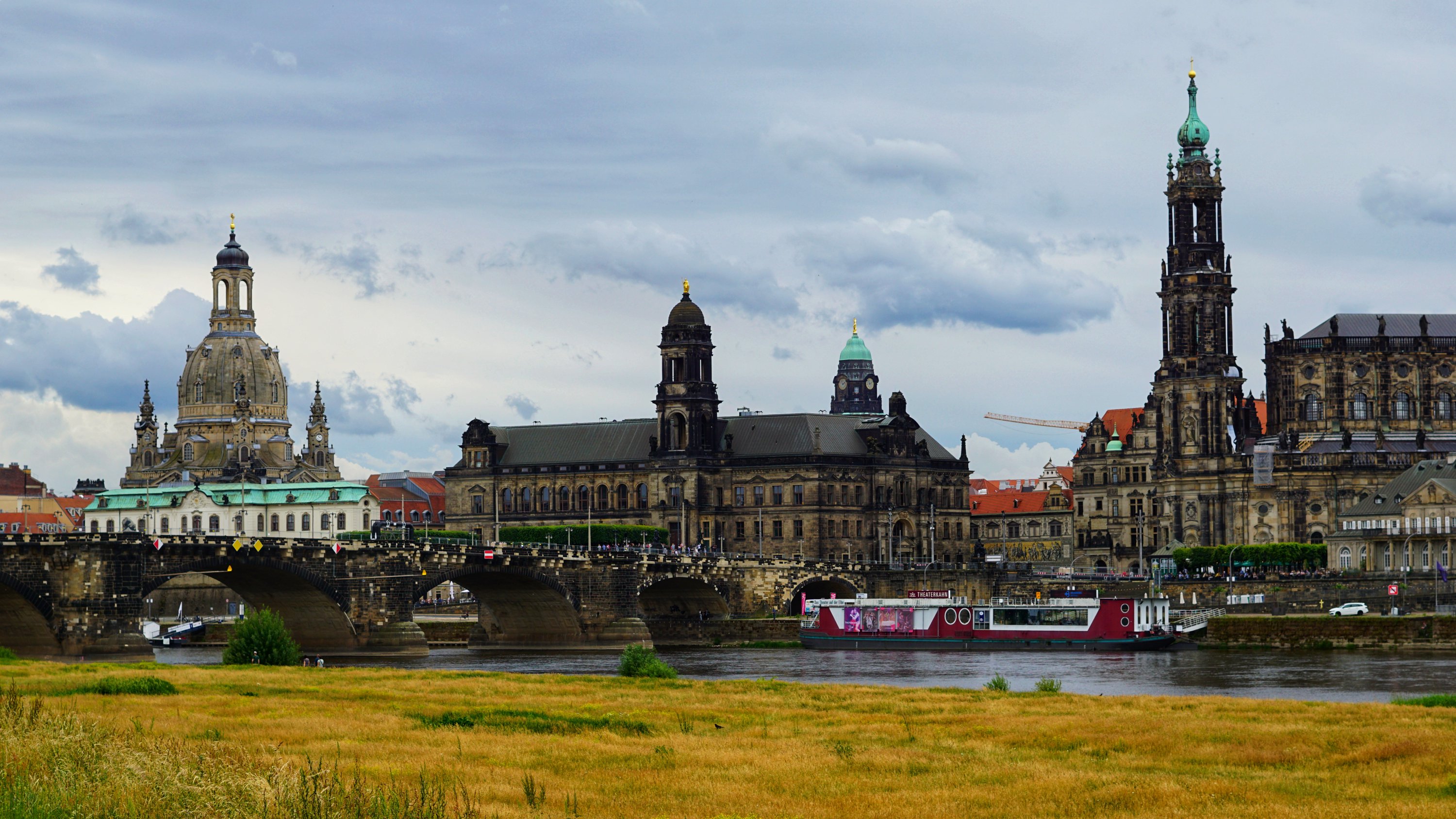 Blick etwas mehr Richtung Hofkirche und Semperoper 