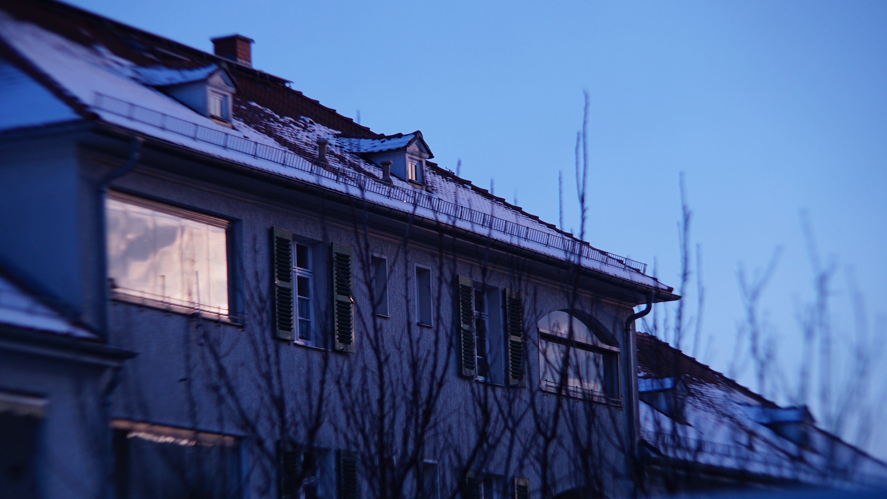 Haus in dem sich der Sonnenuntergang spiegelt