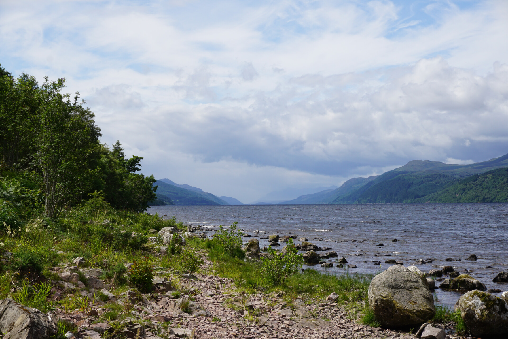 ein See, ringsum Berge, leicht windig/wolkiges Wetter ein See, ringsum Berge, leicht windig/wolkiges Wetter