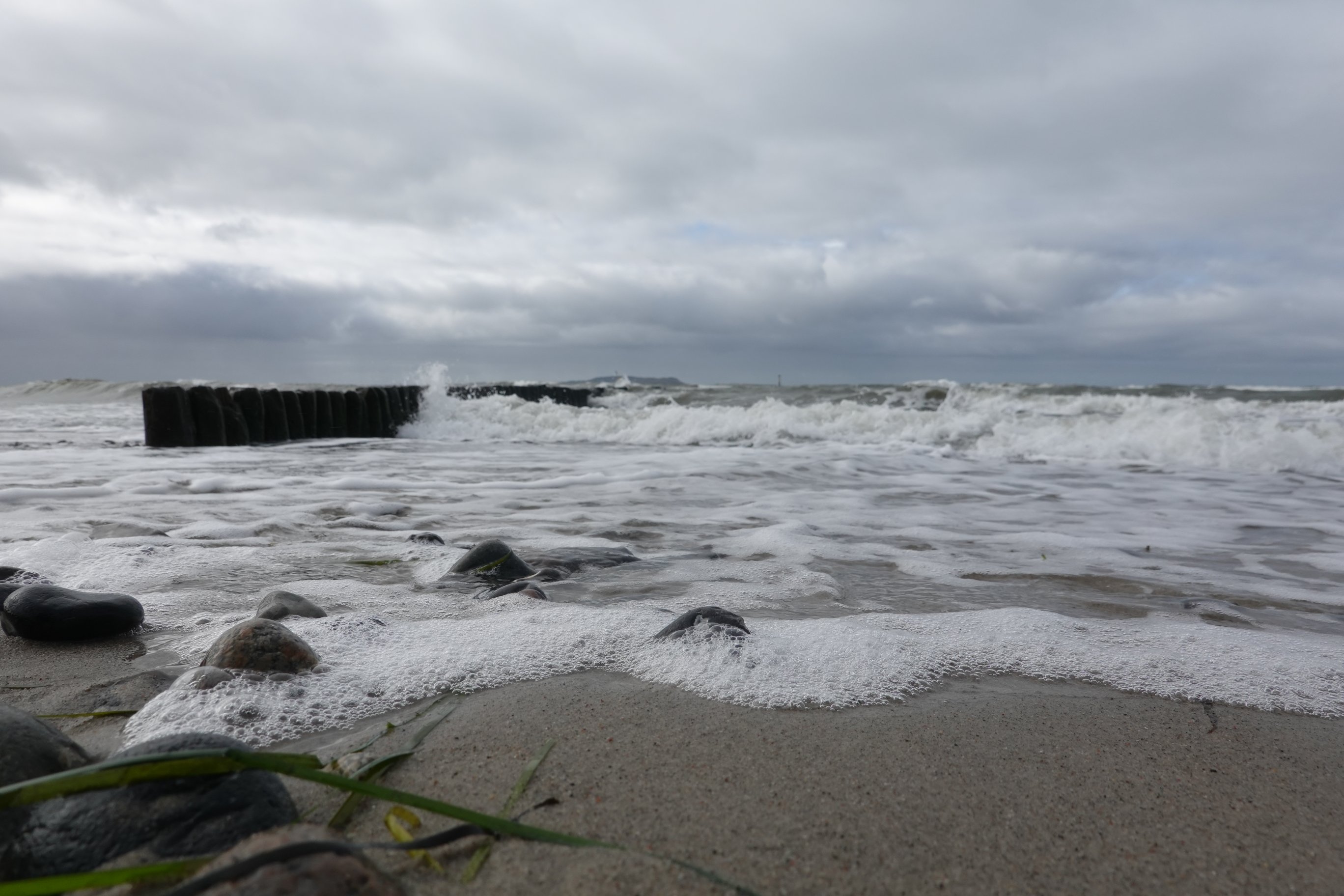 Schaum der Welle jetzt kurz vor der Kamera 